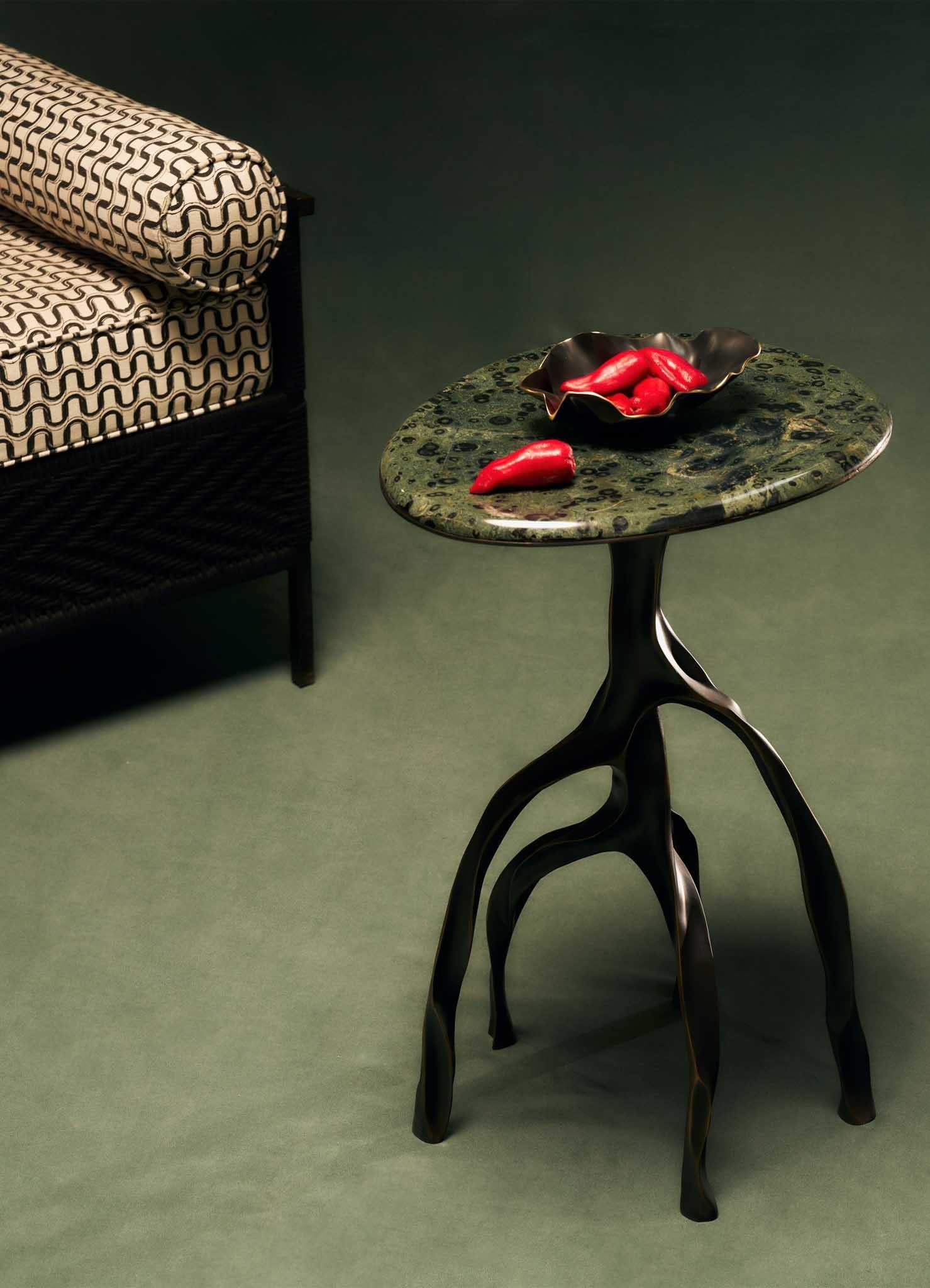 Grande table d'appoint Under The Banyan en laiton, Viya de Vikram Goyal en vente 1