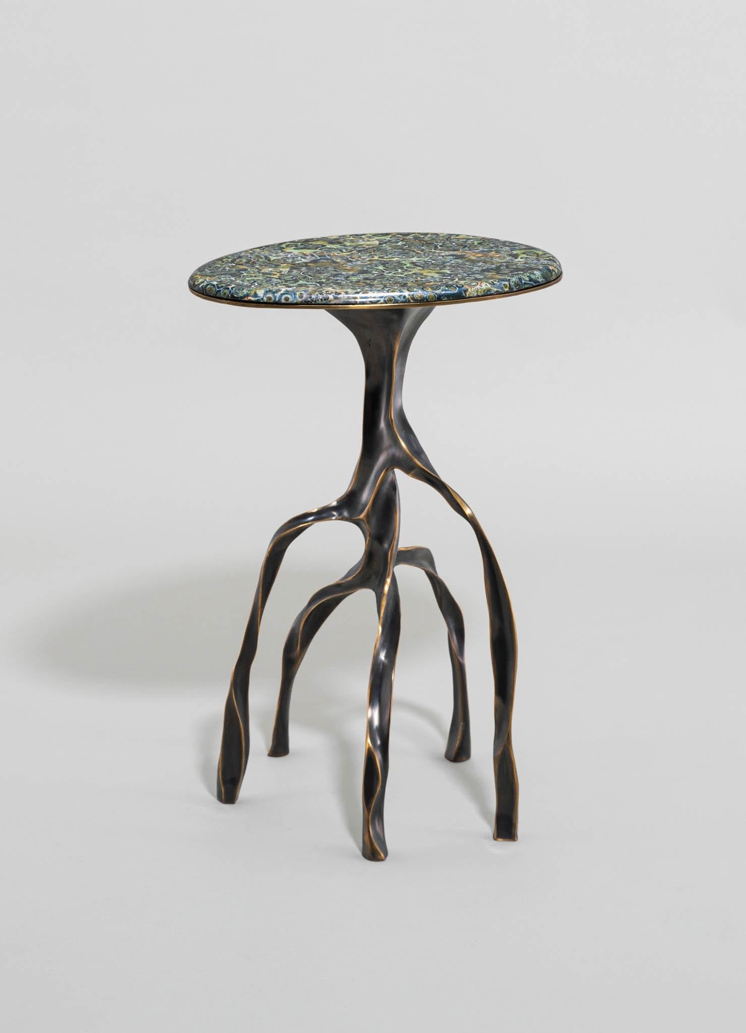 Indien Grande table d'appoint Under The Banyan en laiton, Viya de Vikram Goyal en vente