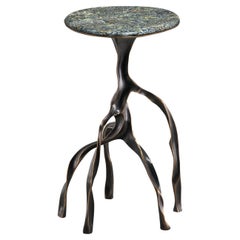 Grande table d'appoint Under The Banyan en laiton, Viya de Vikram Goyal