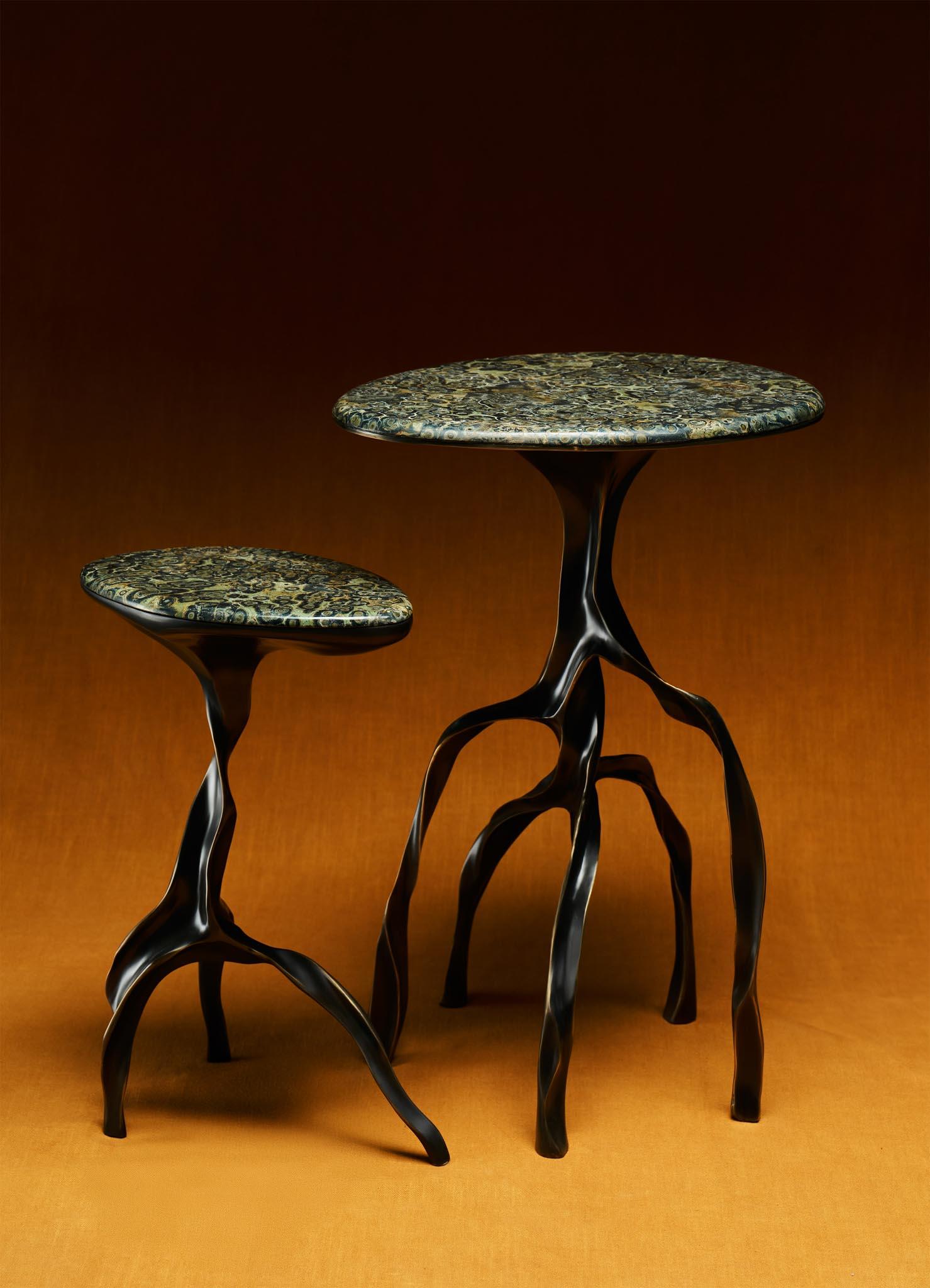XXIe siècle et contemporain Petite table d'appoint Under The Banyan en laiton, Viya de Vikram Goyal en vente