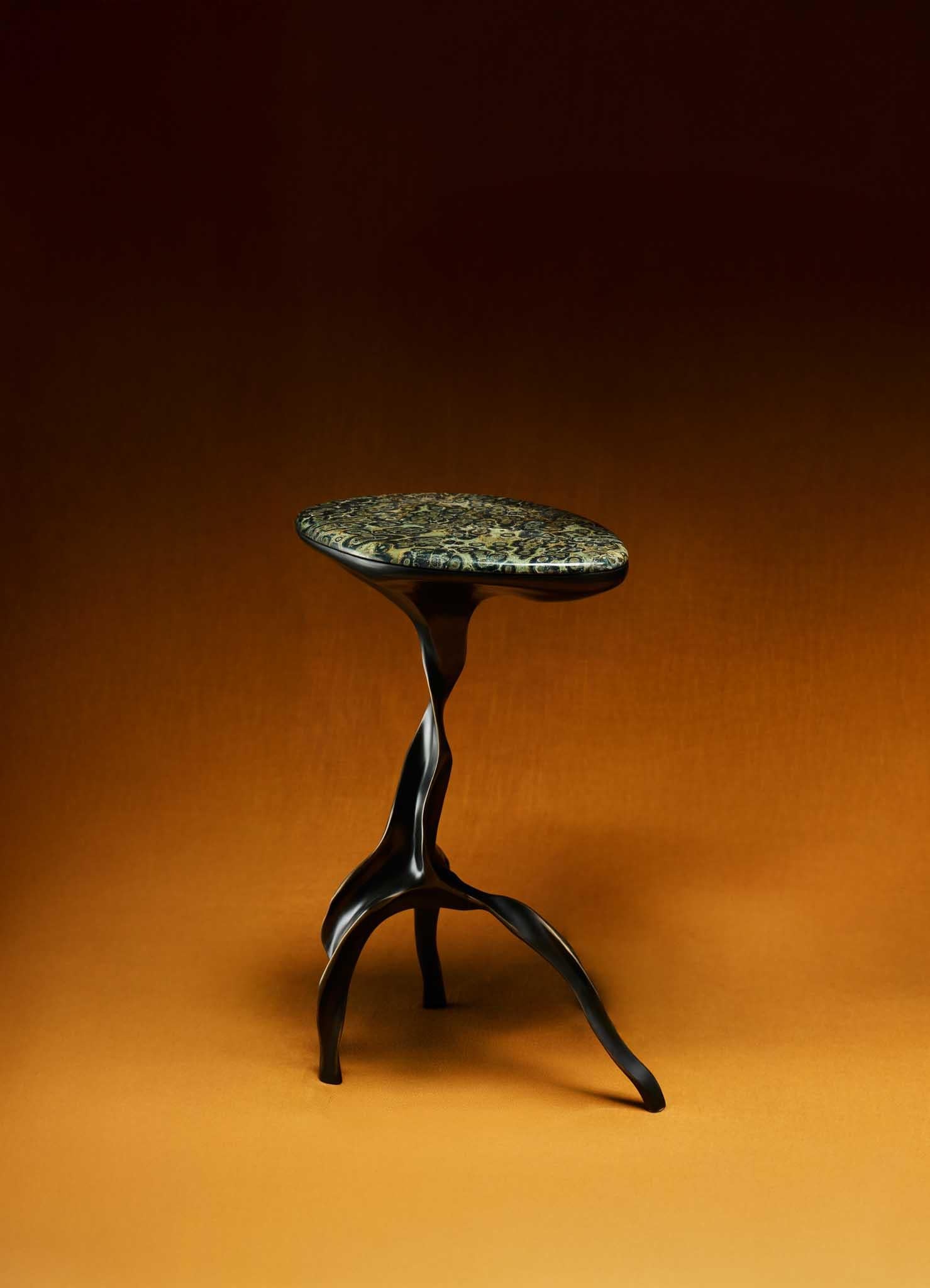 Laiton Petite table d'appoint Under The Banyan en laiton, Viya de Vikram Goyal en vente