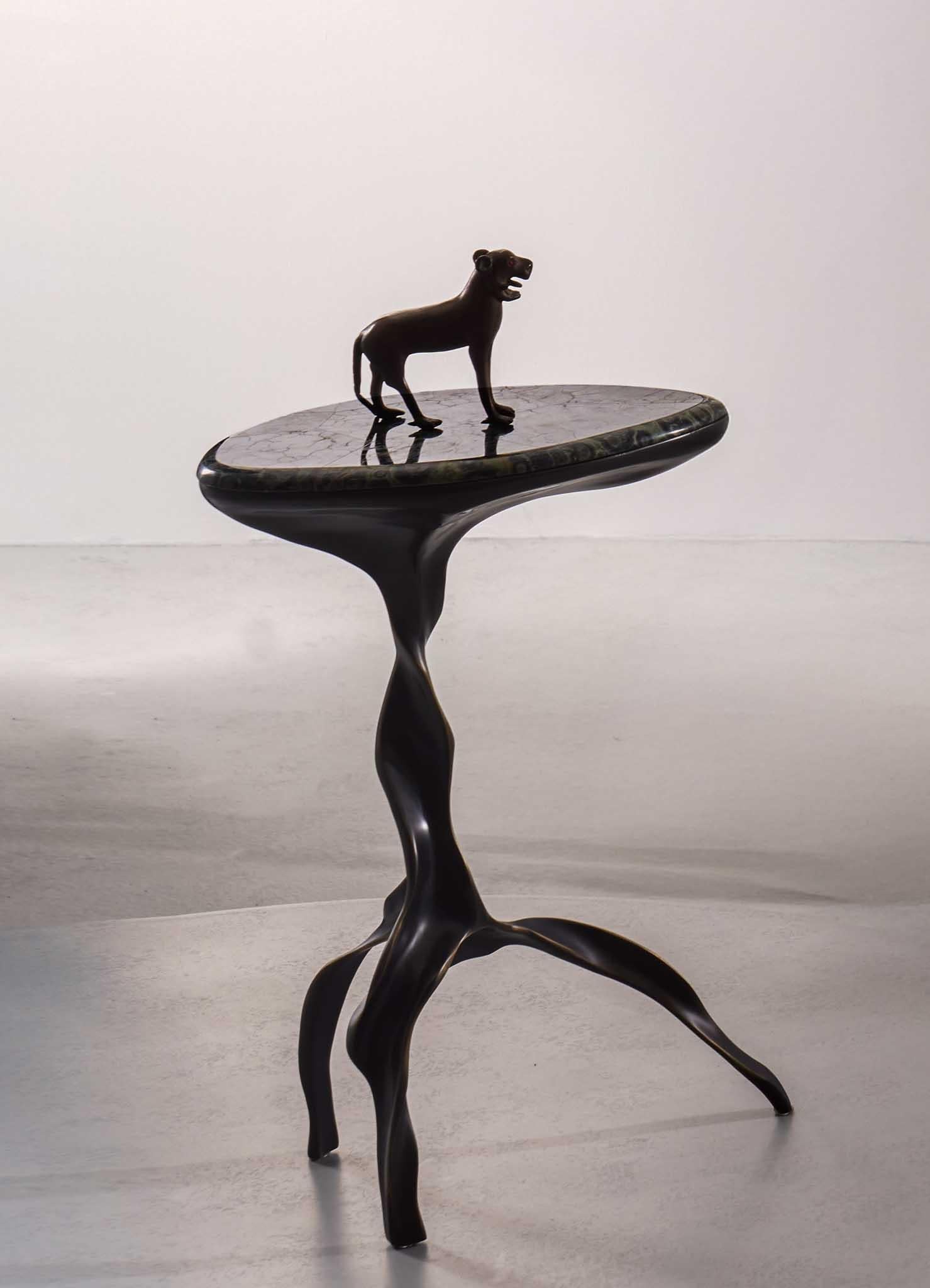 Petite table d'appoint Under The Banyan en laiton, Viya de Vikram Goyal en vente 1
