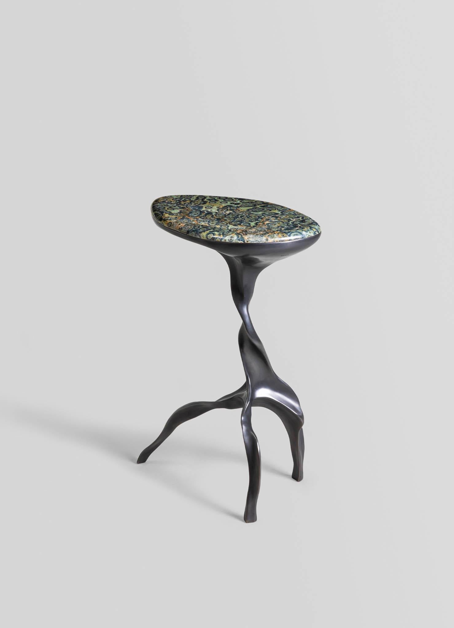 Faisant écho à d'anciens chuchotements d'adoration, chaque objet capture l'essence de l'arbre Banyan, censé détenir le pouvoir divin d'exaucer les souhaits. Fabriqués avec Revere, ces objets en laiton reflètent la danse complexe des racines