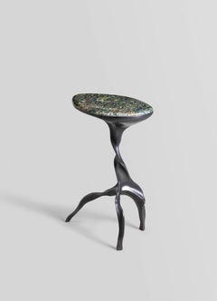 Mesa auxiliar Under The Banyan pequeña de latón, Viya by Vikram Goyal