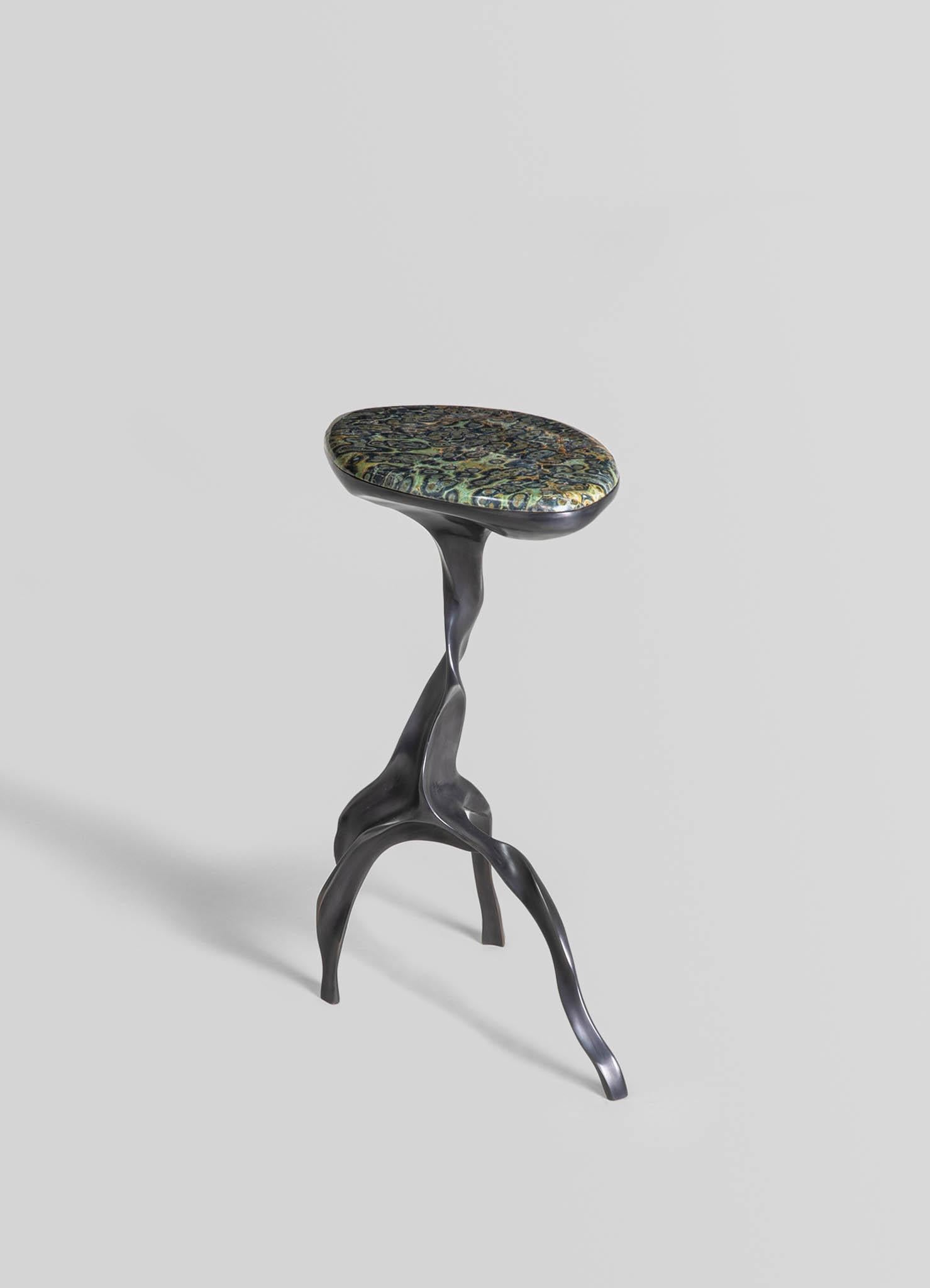 Indien Petite table d'appoint Under The Banyan en laiton, Viya de Vikram Goyal en vente