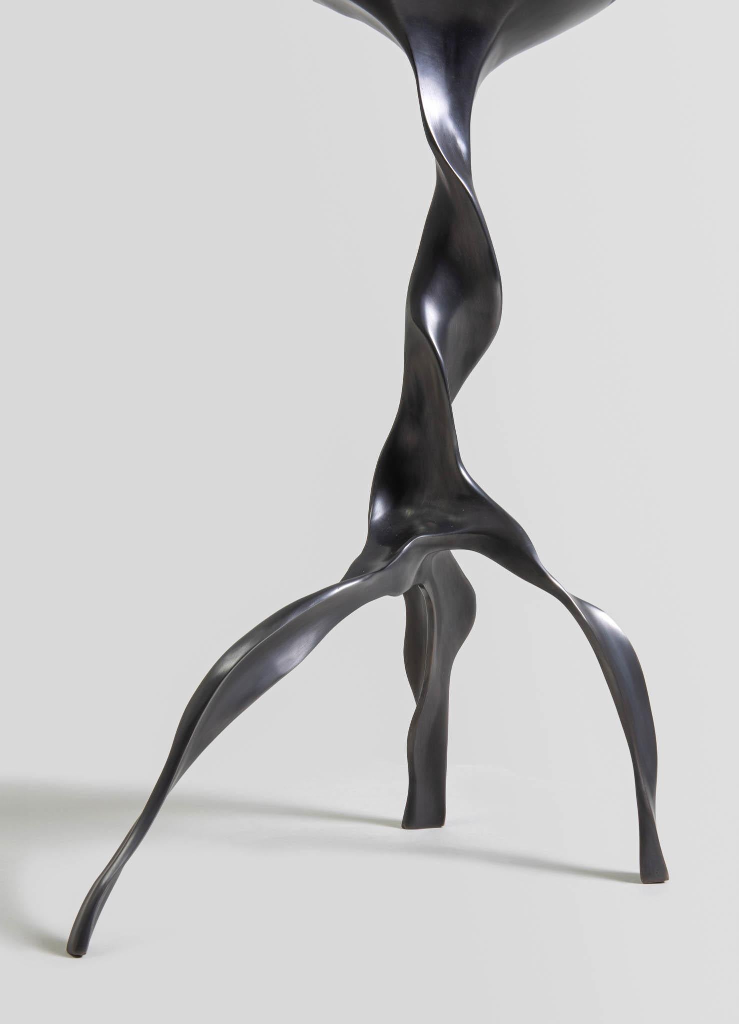 Moulage Petite table d'appoint Under The Banyan en laiton, Viya de Vikram Goyal en vente