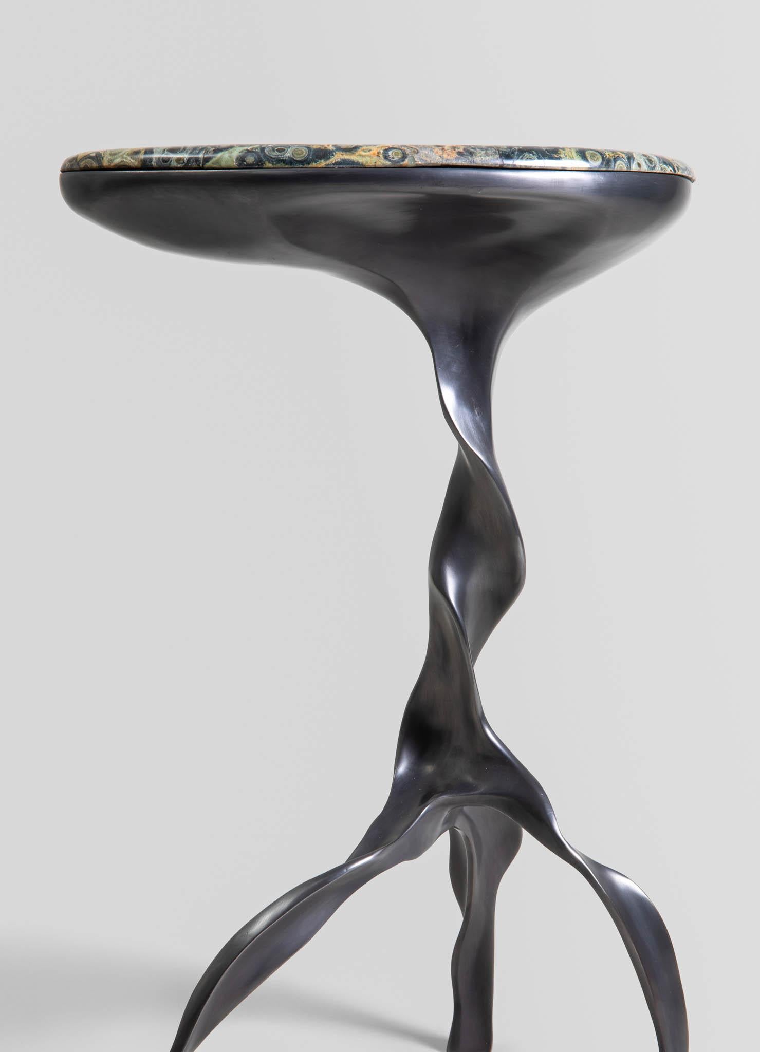 Petite table d'appoint Under The Banyan en laiton, Viya de Vikram Goyal Neuf - En vente à Noida, DL