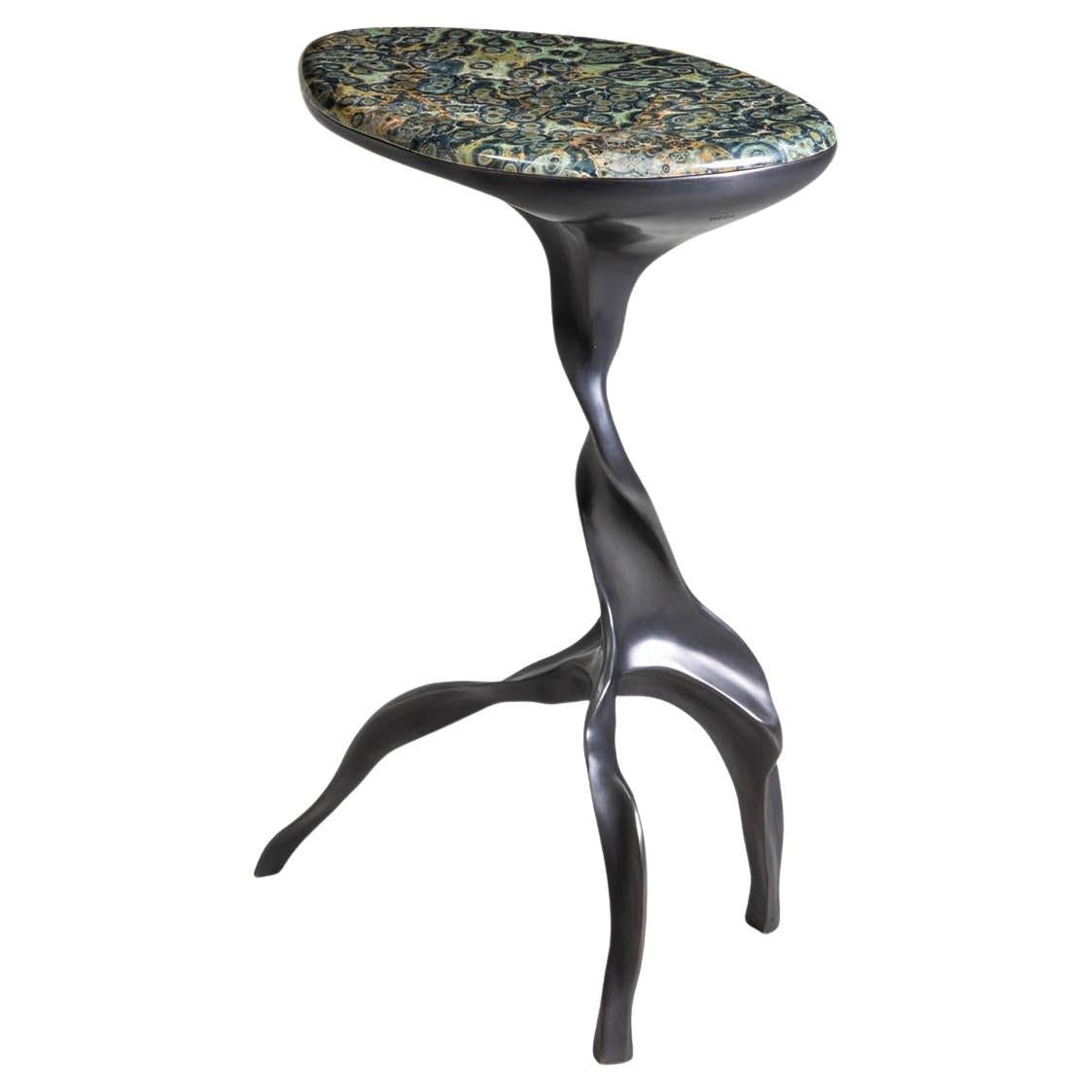 Petite table d'appoint Under The Banyan en laiton, Viya de Vikram Goyal en vente