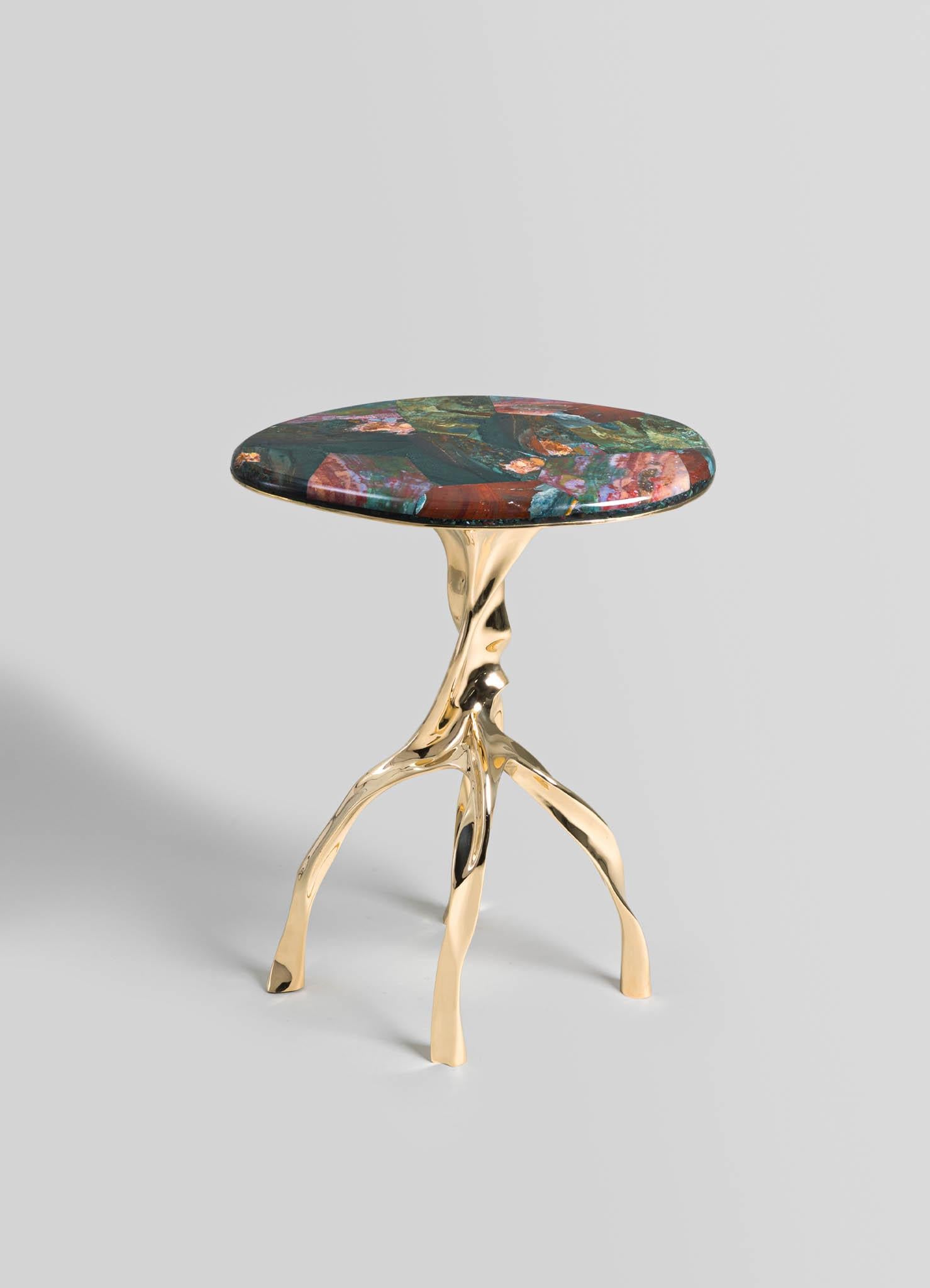 Indien Petite table d'appoint Under The Banyan en laiton et pierre semi-précieuse en vente