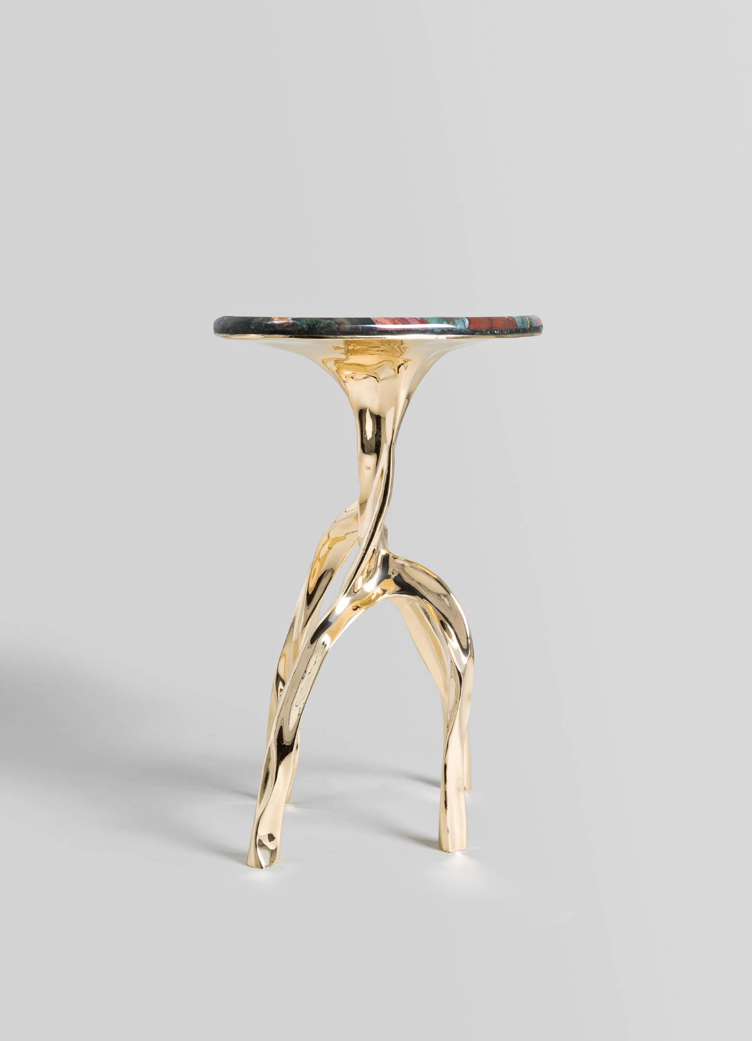 Moulage Petite table d'appoint Under The Banyan en laiton et pierre semi-précieuse en vente