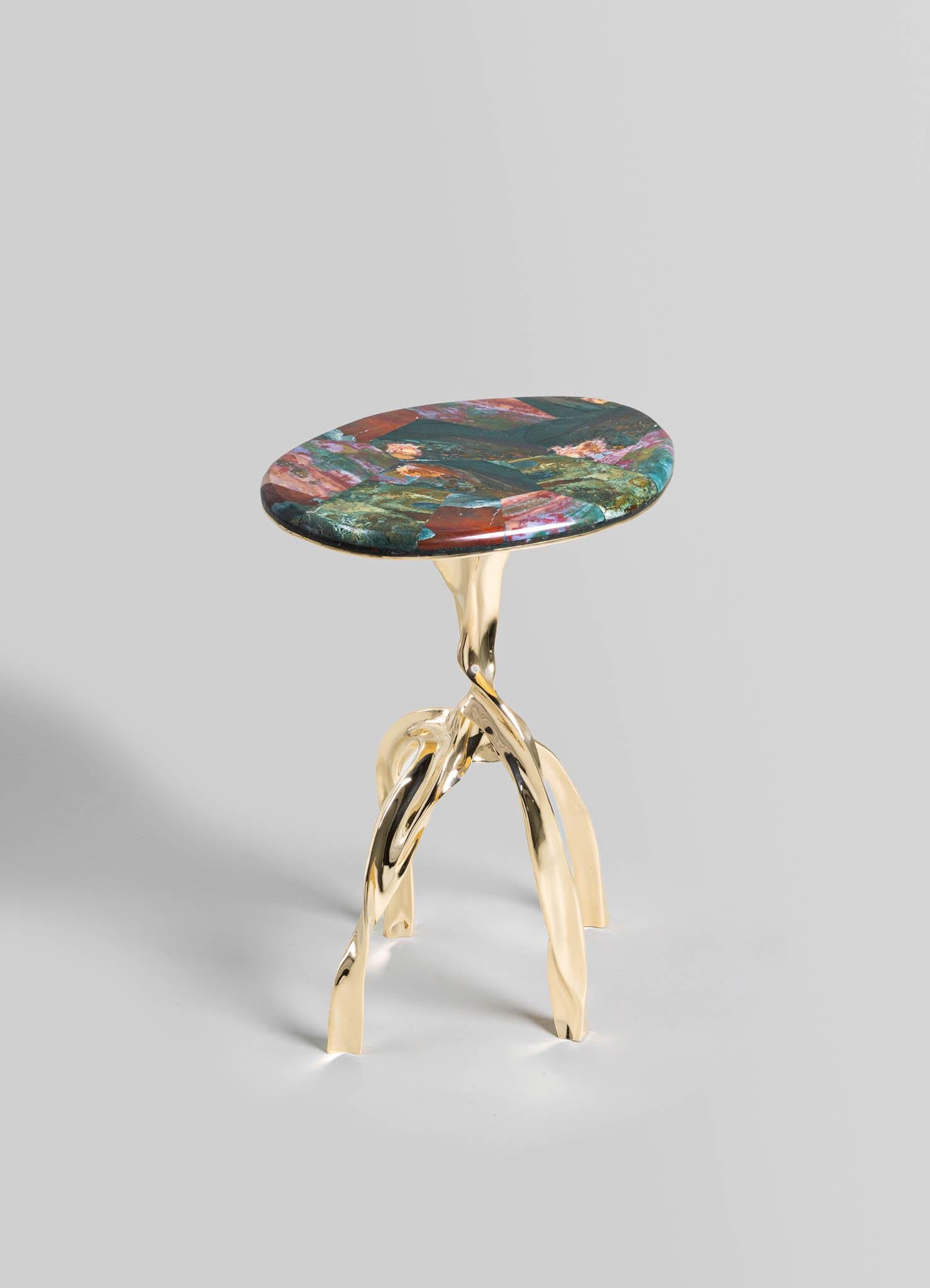 Petite table d'appoint Under The Banyan en laiton et pierre semi-précieuse Neuf - En vente à Noida, DL