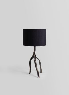 Lampada da tavolo Under The Banyan in ottone, Viya di Vikram Goyal