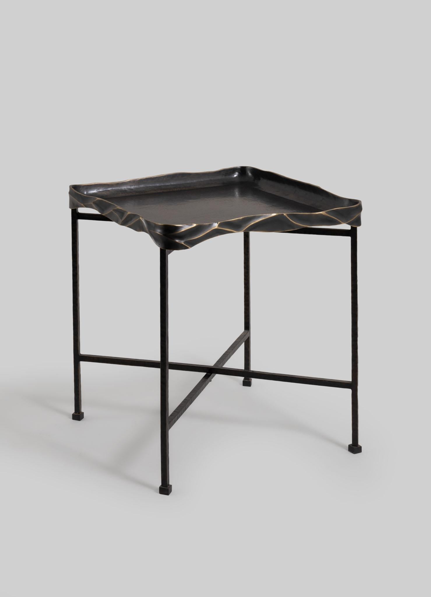Indien Grande table à plateau Banyan en laiton Viya de Vikram Goyal en vente