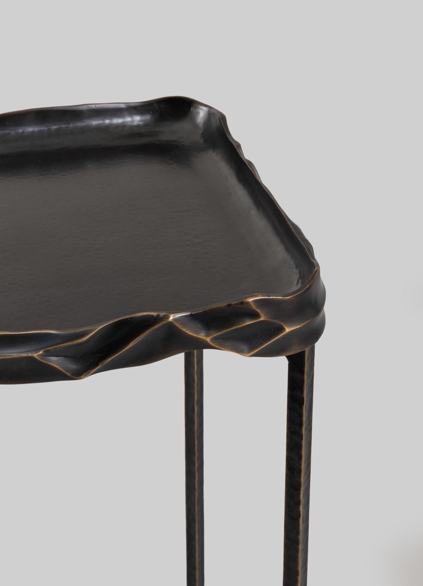 Moulage Grande table à plateau Banyan en laiton Viya de Vikram Goyal en vente