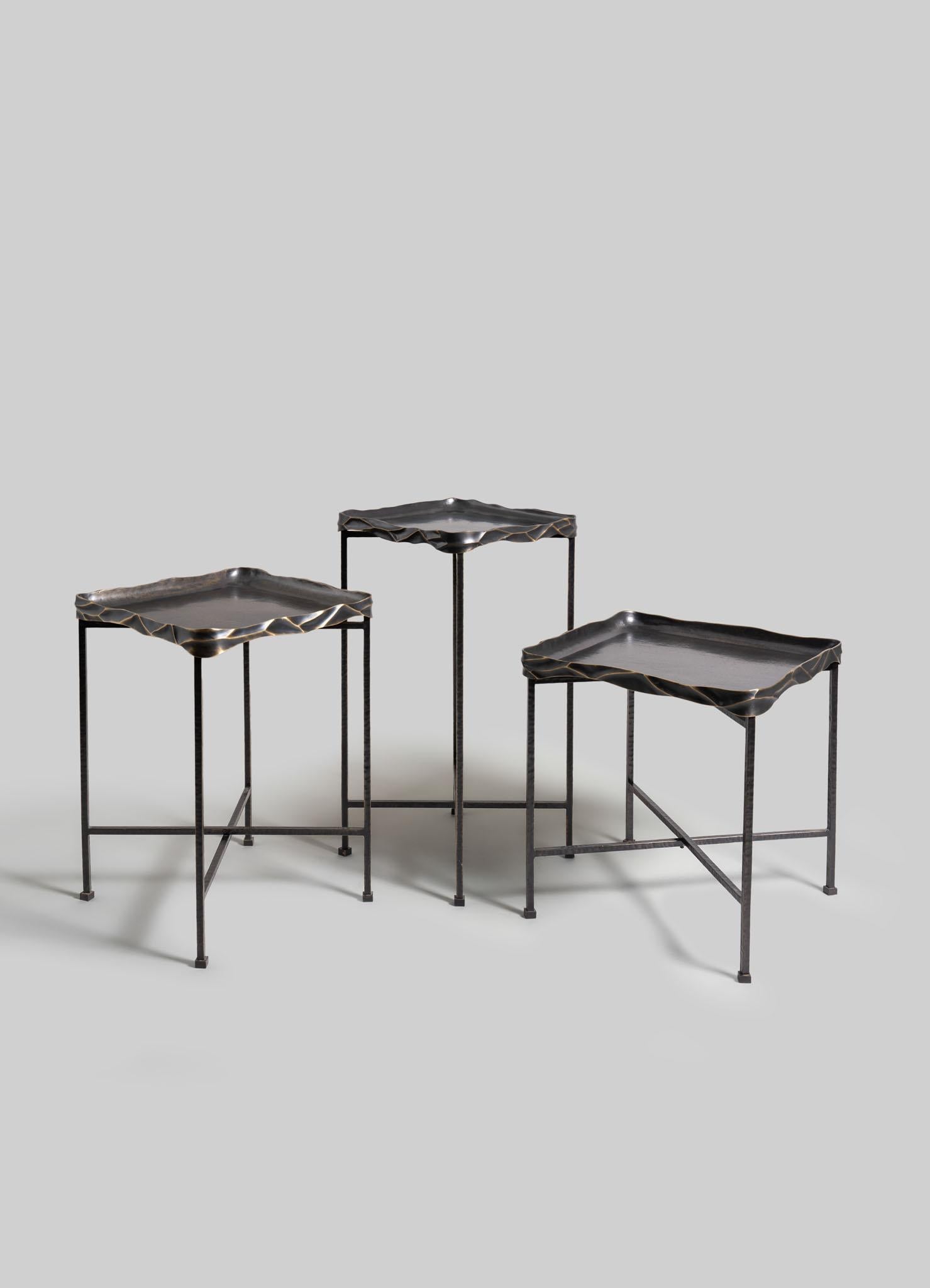 XXIe siècle et contemporain Grande table à plateau Banyan en laiton Viya de Vikram Goyal en vente