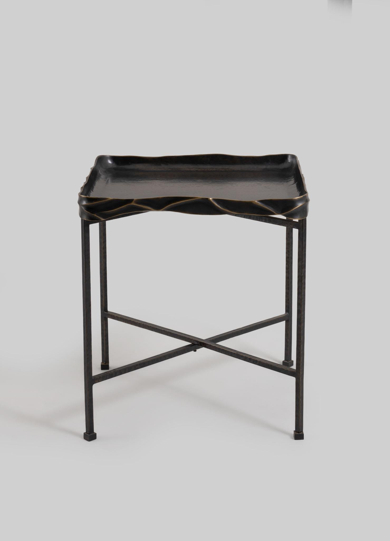 Grande table à plateau Banyan en laiton Viya de Vikram Goyal

Faisant écho à d'anciens chuchotements d'adoration, chaque objet capture l'essence de l'arbre Banyan, censé détenir le pouvoir divin d'exaucer les souhaits. Fabriquées avec Revere, ces