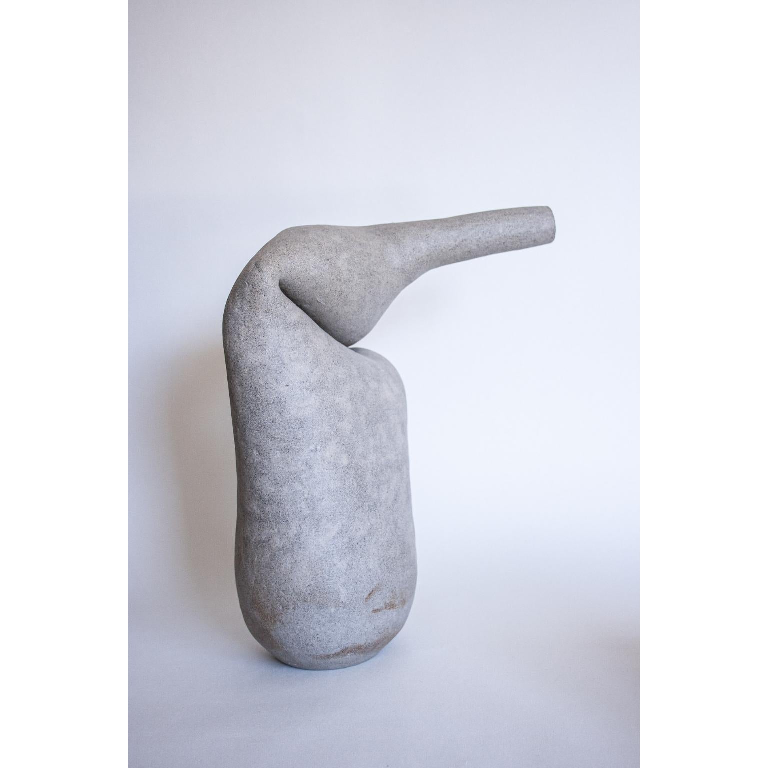 Vaso decorativo in ceramica Under The Bench di Lillian Tørlen
Un pezzo unico.
Dimensioni: P 23,5 x L 26 x H 43 cm. 
Materiali: Ceramica. 

La mostra Levels of Attachment and Belonging consiste in una serie di vasi di ceramica pressati, schiacciati e