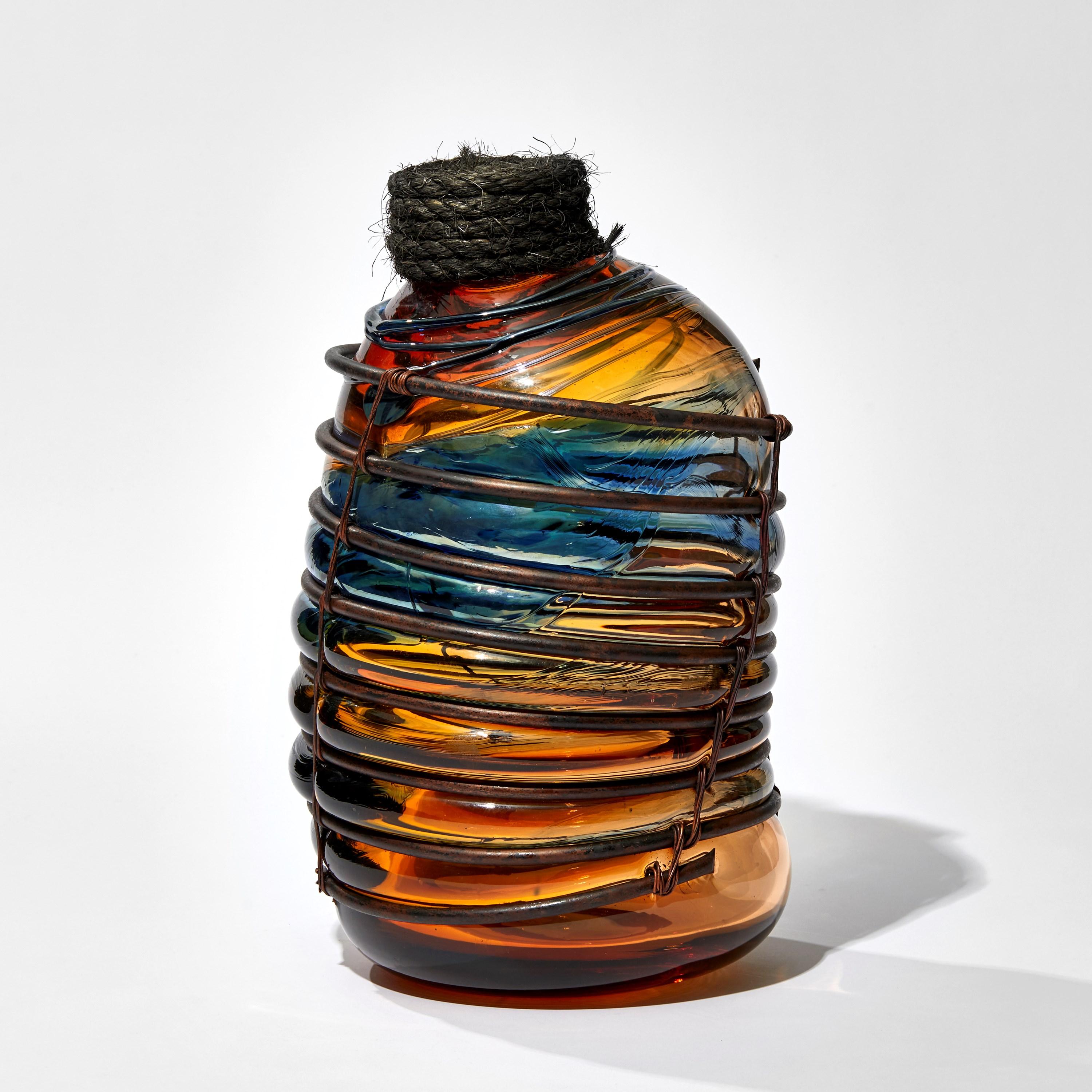 Under the Influence V est une sculpture unique de l'artiste britannique Chris Day, créée à partir de verre soufflé et sculpté à la main, de tuyaux de cuivre micropercés, de fil de cuivre et de corde.

À propos de 