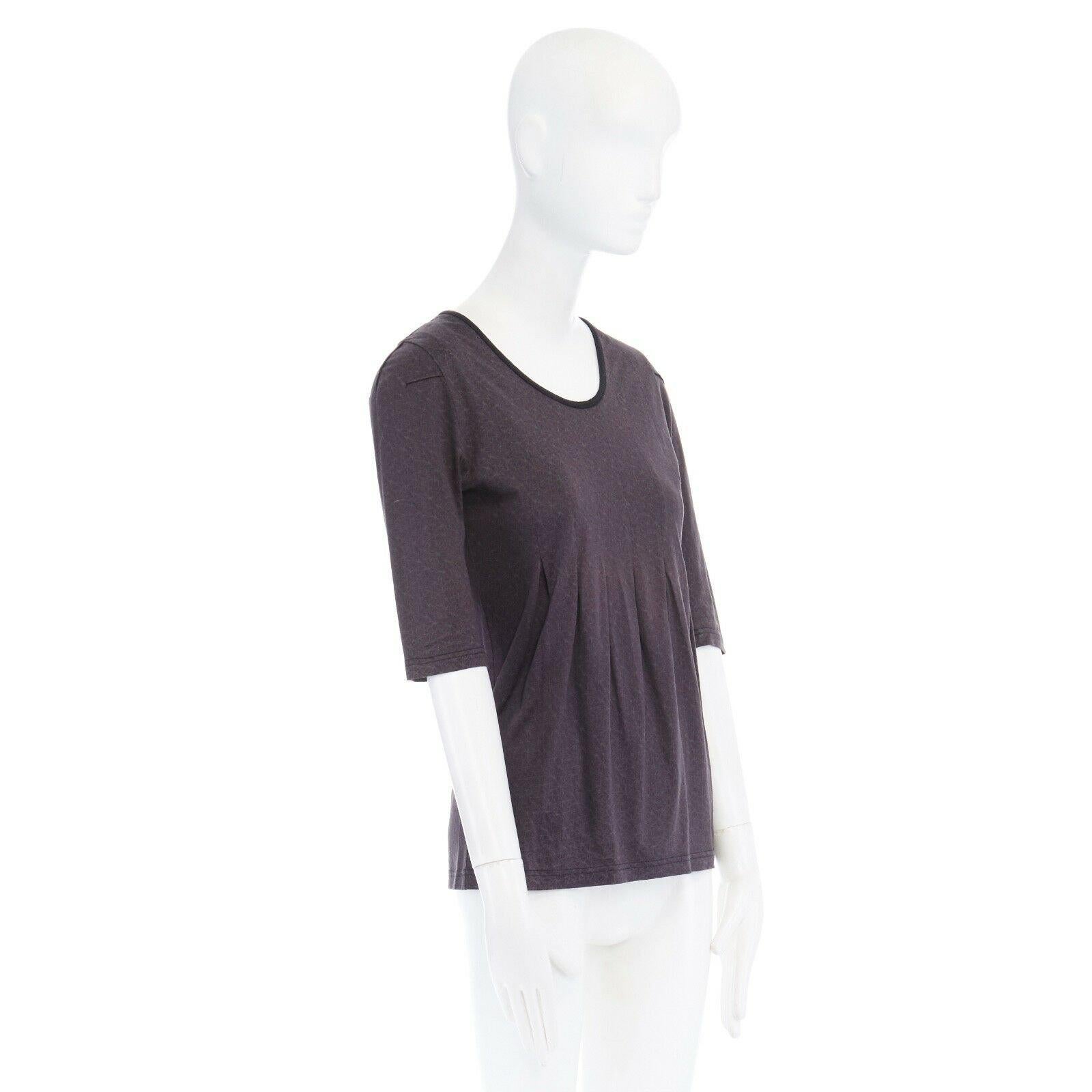 UNDERCOVER 100% cotton grey geometric print scoop beck pleated waist t-shirt JP1
Brand: Undercover
Model Name / Style: Cotton top
Material: Cotton
Color: Grey
Pattern: Geometric
Closure: Pull on
Extra Detail: Ribbed neckline. Dart at shoulder.