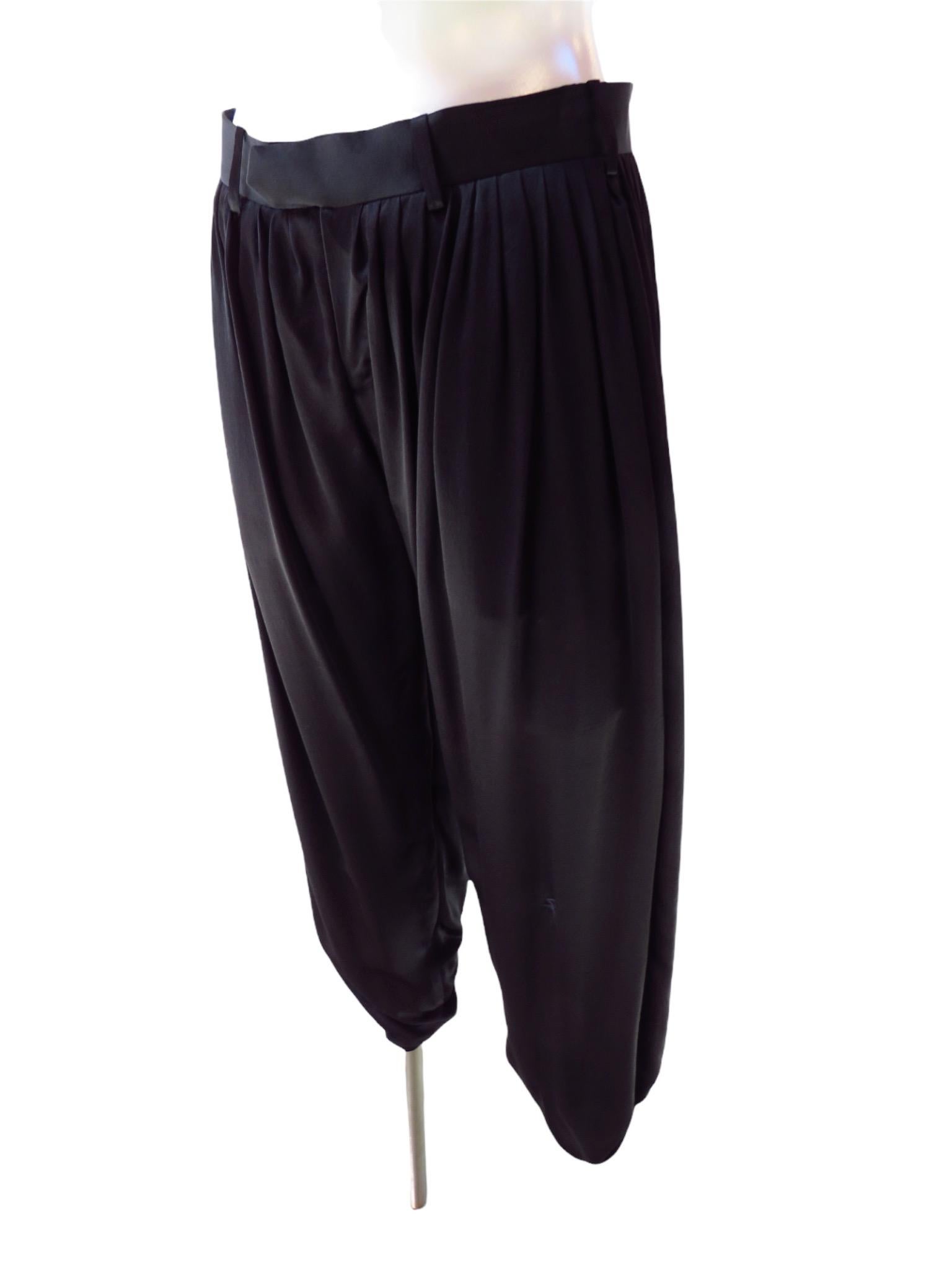 Undercover - Pantalon harem en soie plissé noir en vente 6
