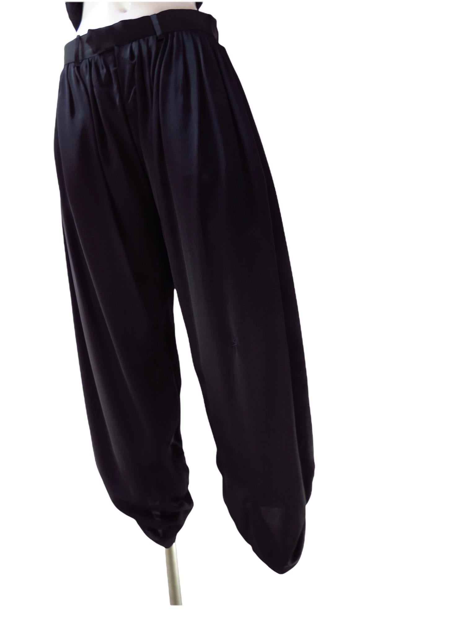 Undercover - Pantalon harem en soie plissé noir en vente 1
