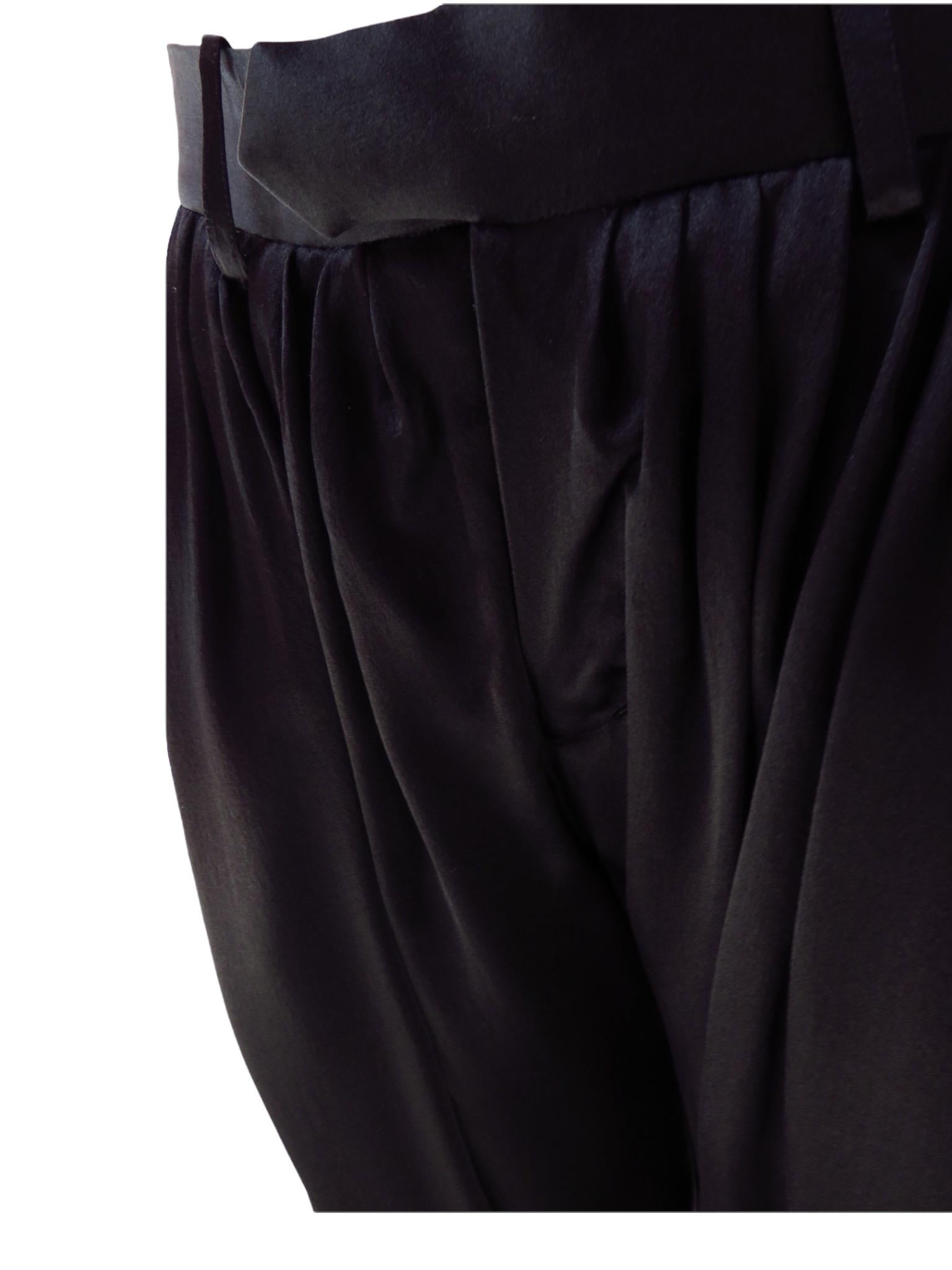 Undercover - Pantalon harem en soie plissé noir en vente 2