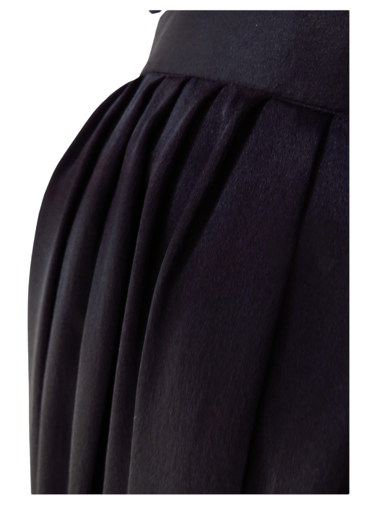 Undercover - Pantalon harem en soie plissé noir en vente 3