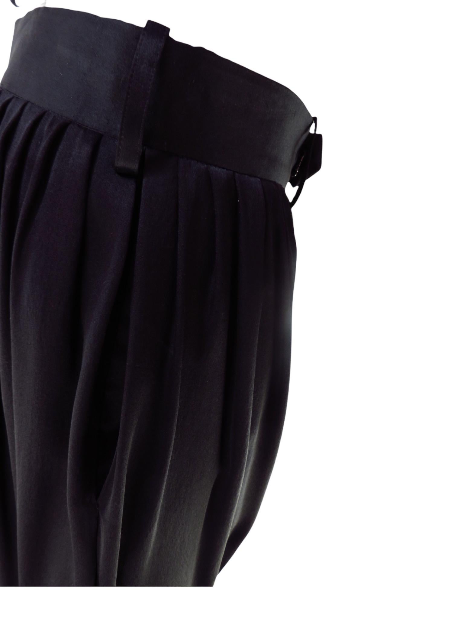 Undercover - Pantalon harem en soie plissé noir en vente 4