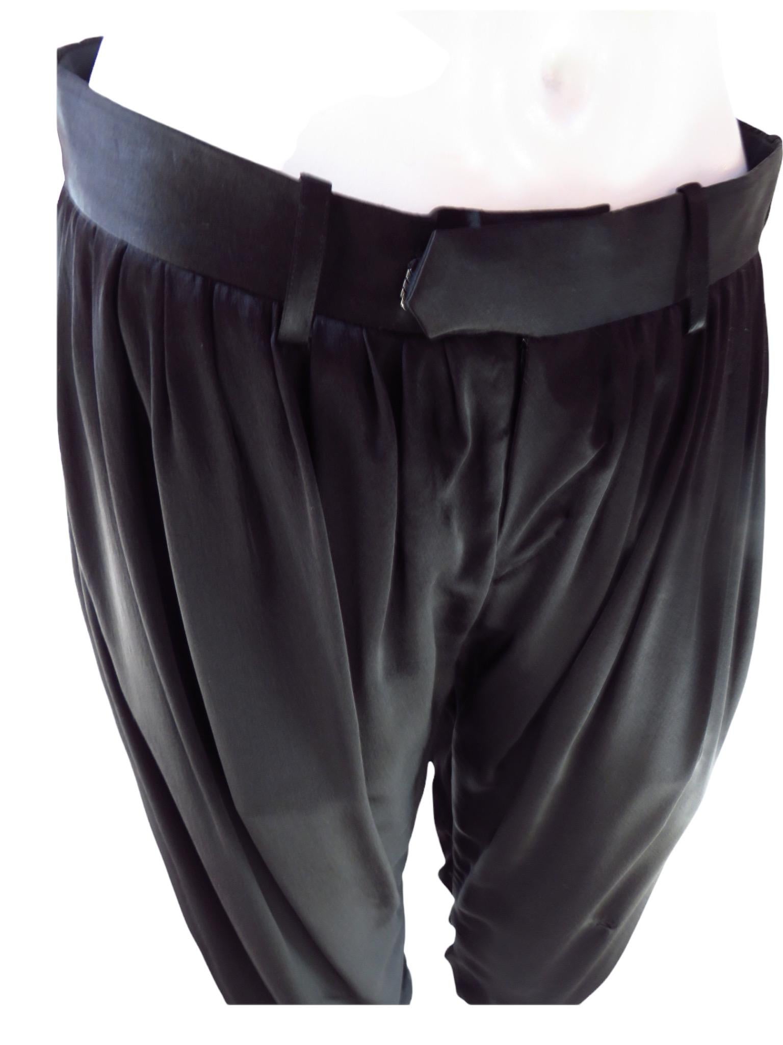 Undercover - Pantalon harem en soie plissé noir en vente 5