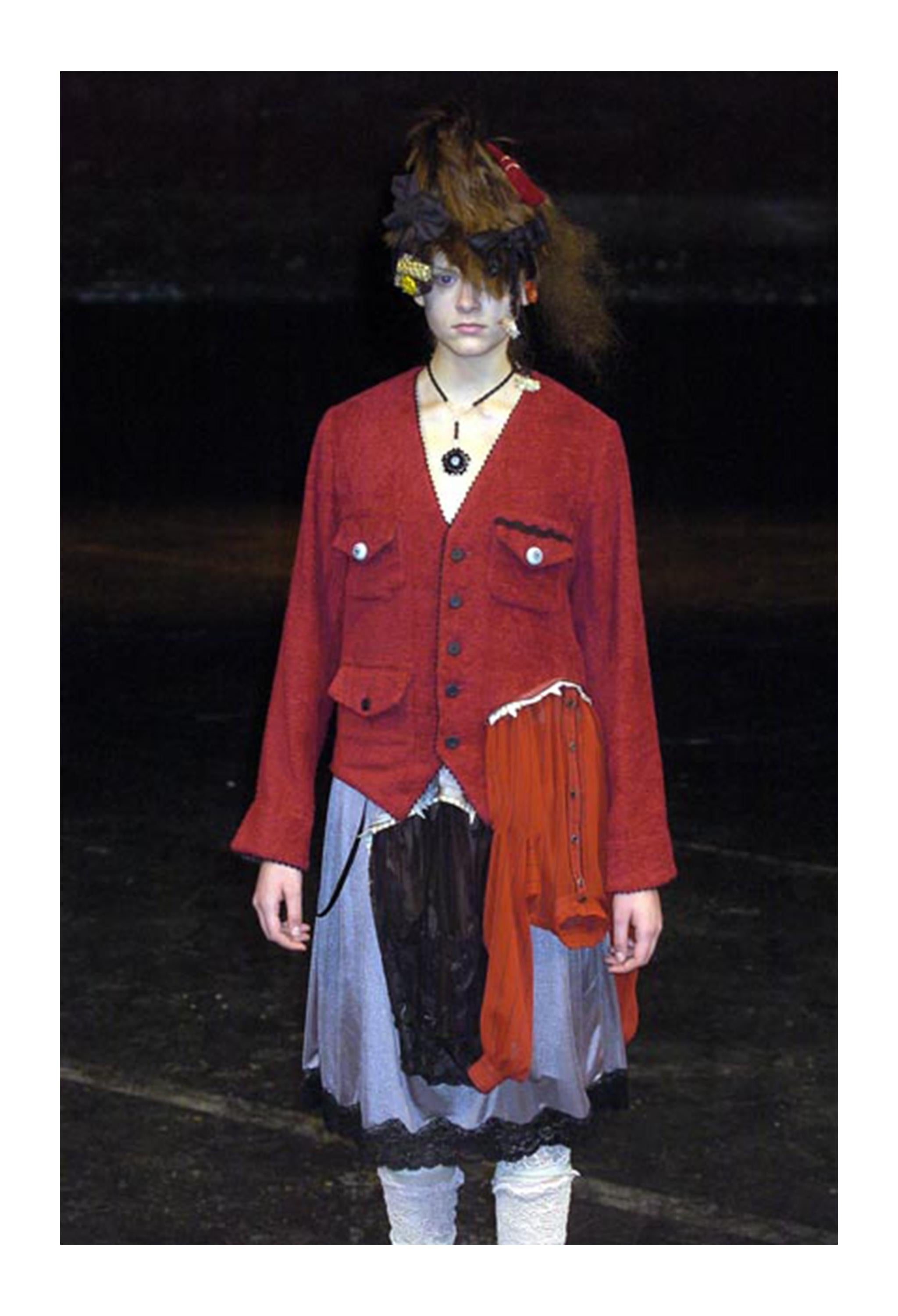 Resurrection Vintage è entusiasta di offrire una giacca vintage Undercover in spugna nera con bottoni a forma di bulbo oculare dell'iconica collezione 