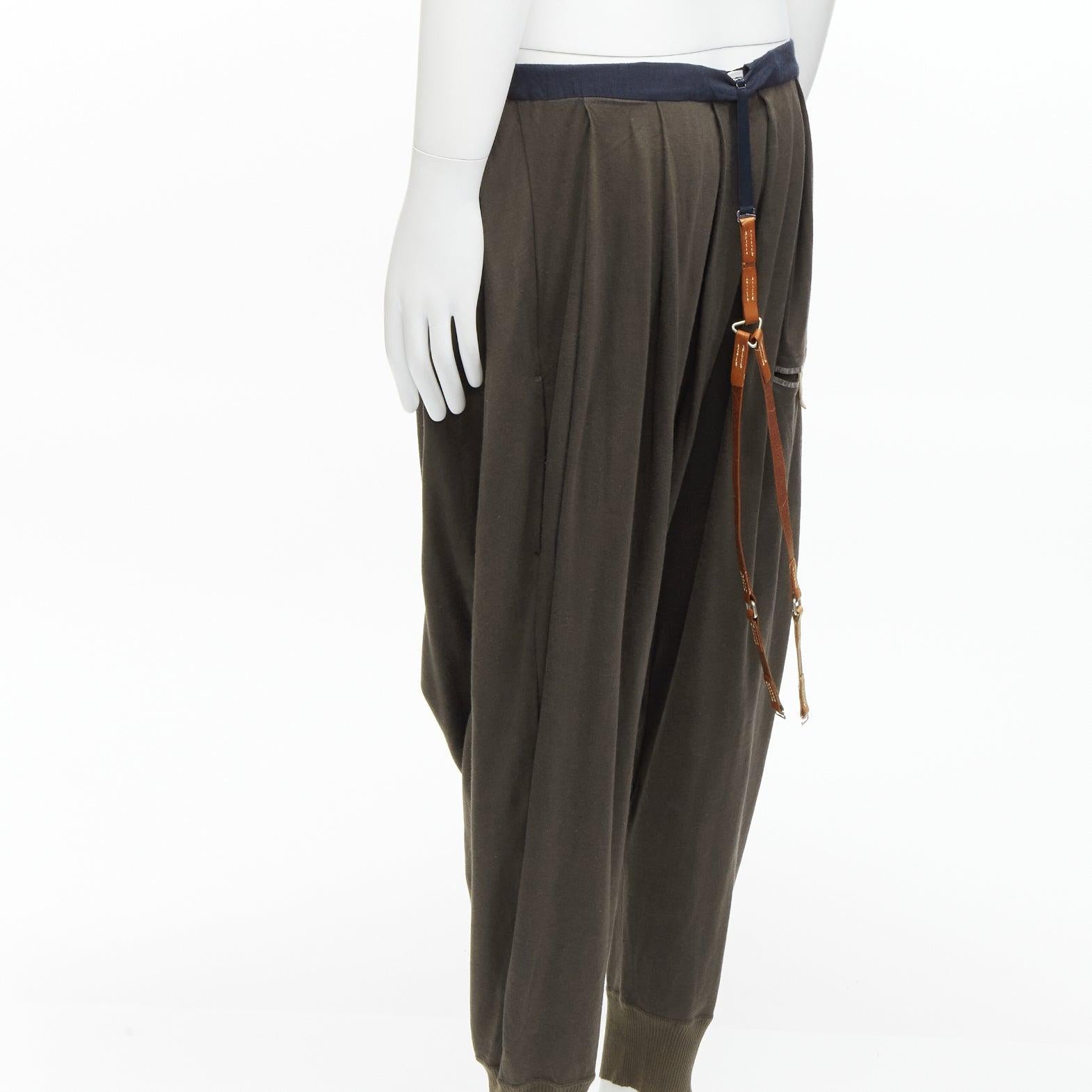 Pantalon de jogging avec bretelles en cuir de coton marron anthracite UNDERCOVER en vente 1