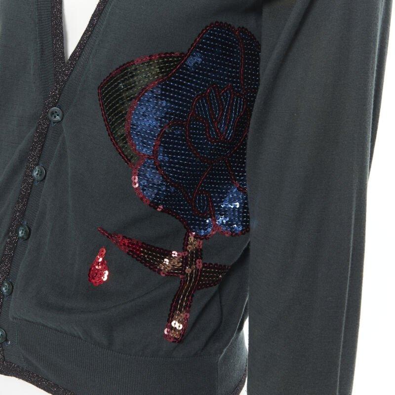 UNDERCOVER dark green cotton sequins floral patch lurex trimmed cardigan JP1 S
Reference: CAWG/A00177
Brand: Undercover
Material: Cotton
Color: Green
Pattern: Solid
Closure: Button
Extra Details: Lurex black trimming. Button front closure. Sequins