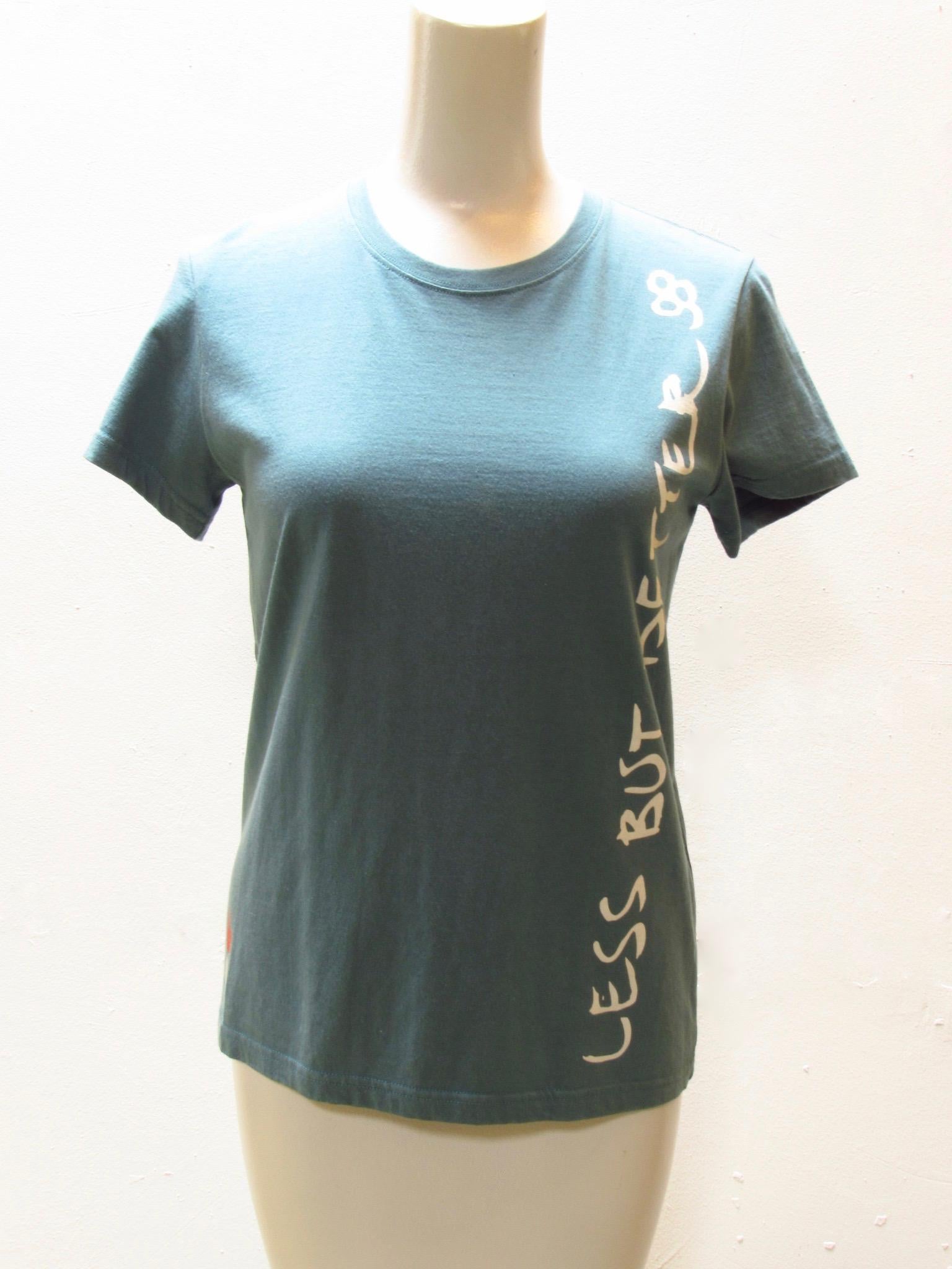 Questa t-shirt in cotone grigio blu proviene da Undercover vintage. 