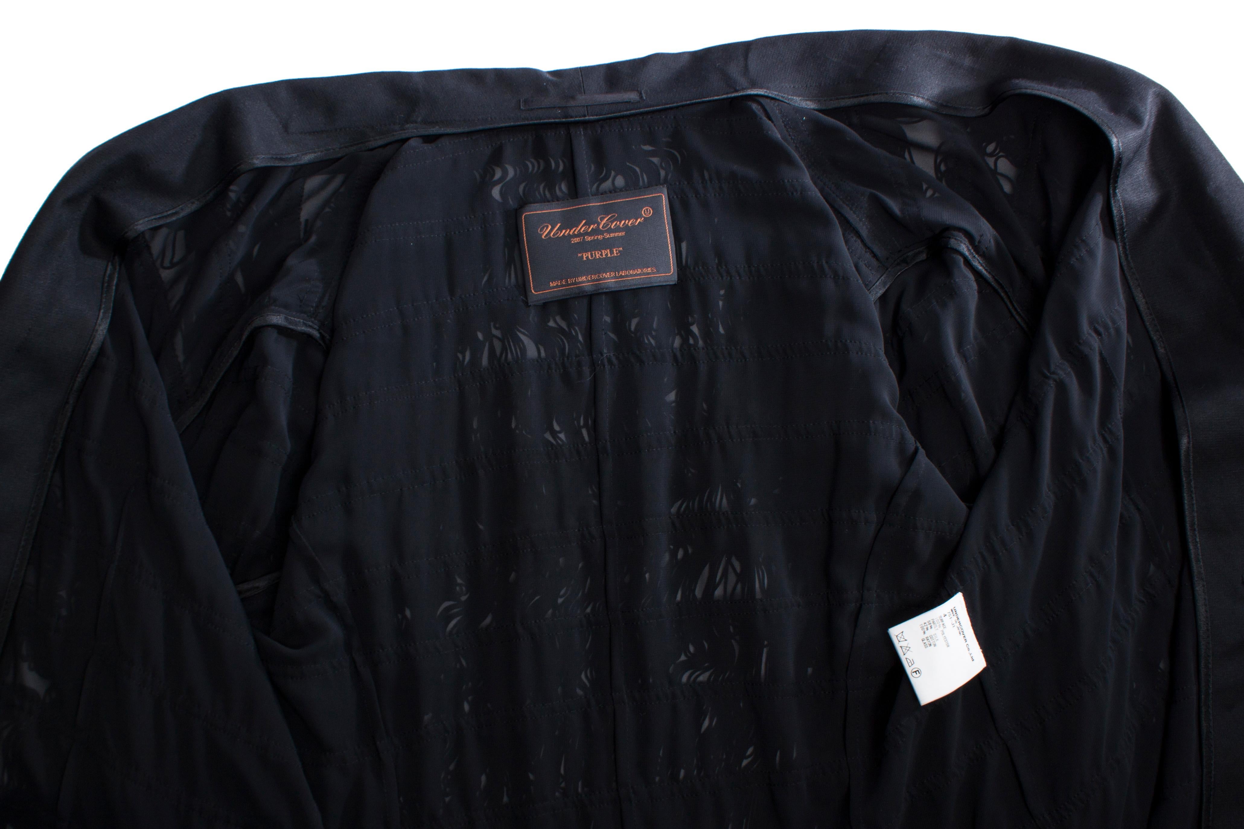 Undercover, semi-transparent jacket with fringes in size 4/L. The item has been worn once and is in excellent condition.

• CONDITION: excellent condition

• SIZE: 4 - L

• MEASUREMENTS: length 67 cm, width 50 cm, waist 47 cm, shoulder width 48