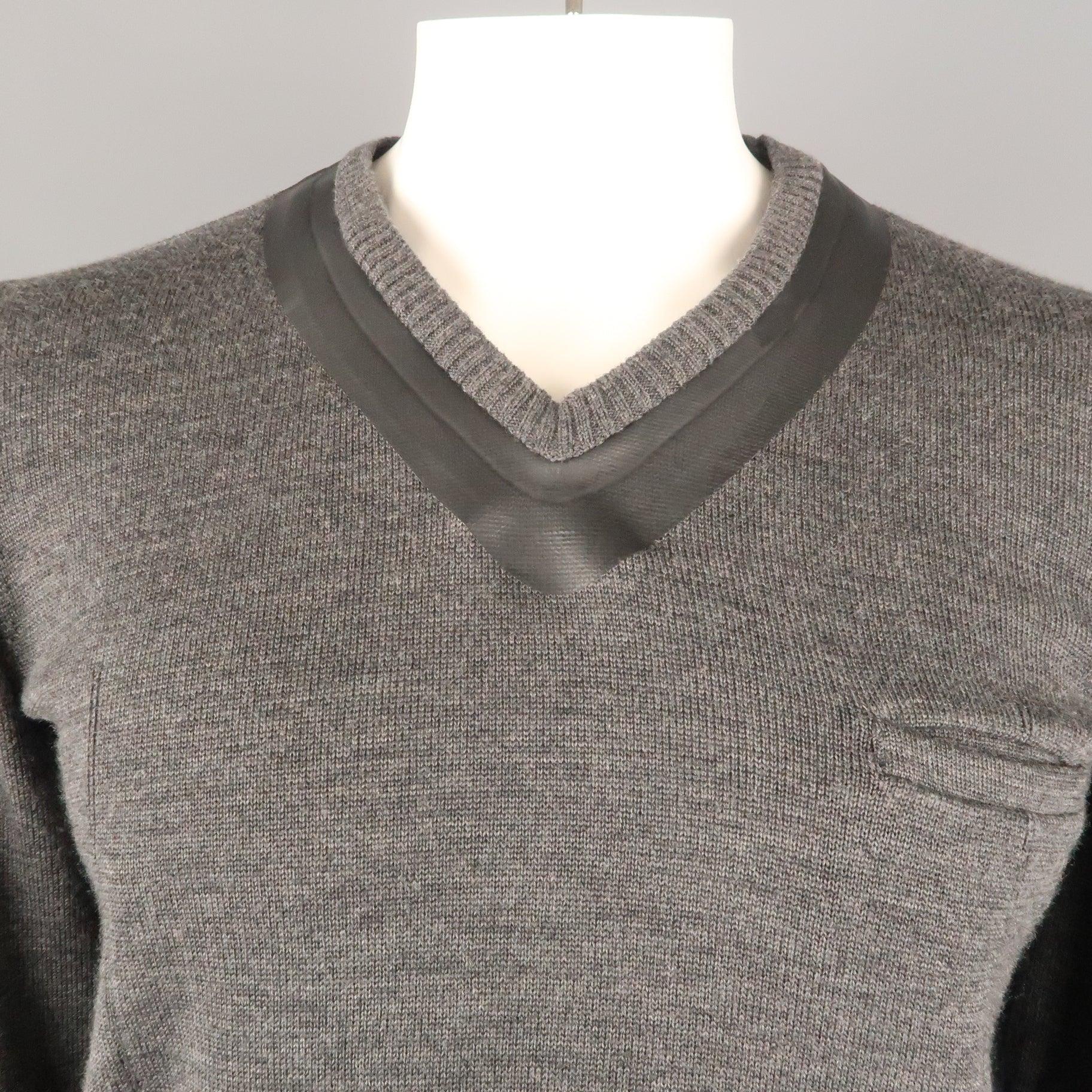UNDERCOVER pullover comes in a charcoal wool featuring a v-neck style, black trim, and a size zipper detail. Made in Japan.
Excellent Pre-Owned Condition.
 

Marked:   JP 4
 

Measurements: 
  
l	Shoulder: 20 inches  
l	Chest: 42 inches  
l	Sleeve: