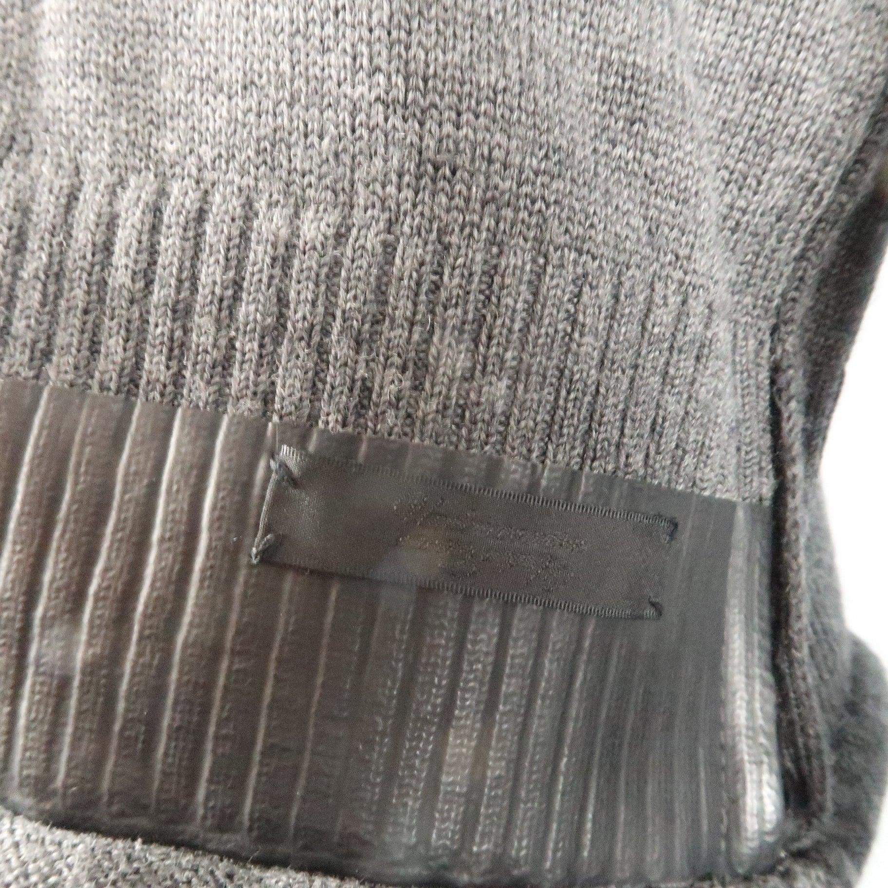 Undercover Size L Charcoal Solid Wool V-Neck Pullover (pull à col en V en laine unie anthracite) en vente 1