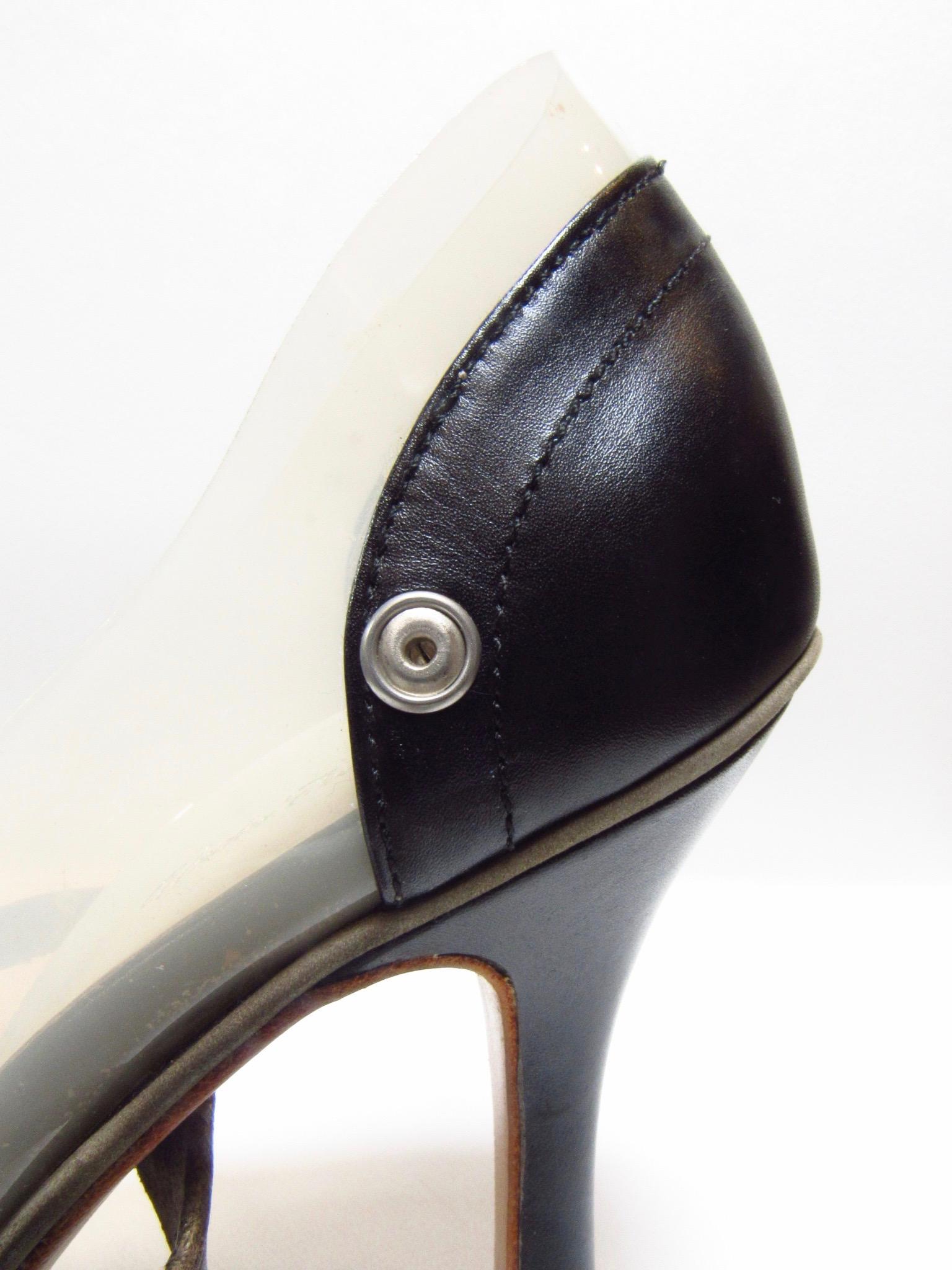 Undercover - Chaussures à talons à lanières noires « Less But Better », printemps-été 2010 en vente 2