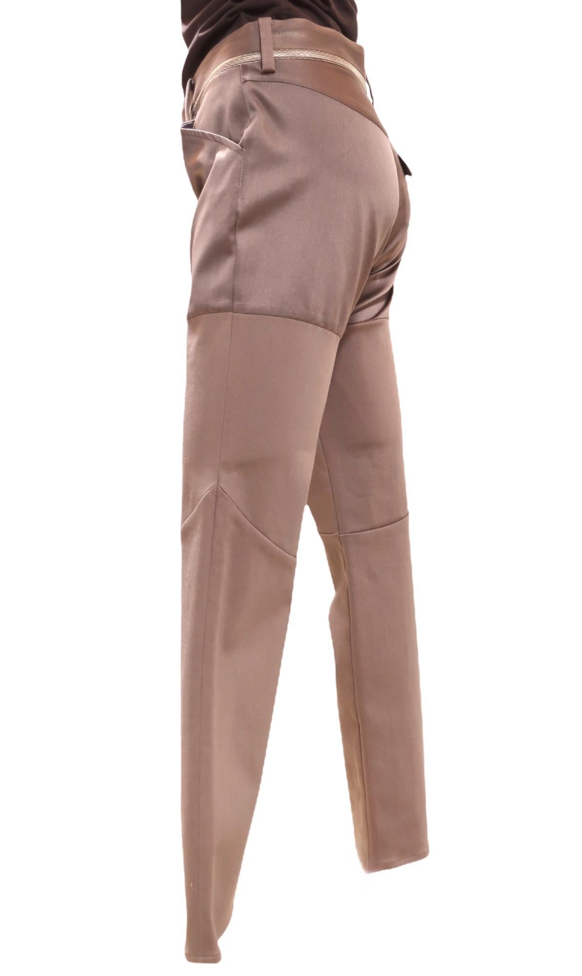 These sensational straight pants from vintage Undercover shine in a warm shade of grey. With gorgeous details including contrasting textured fabric around the waist and on the flap of the back pocket, as well as a sturdier stretch mid-leg fabric,