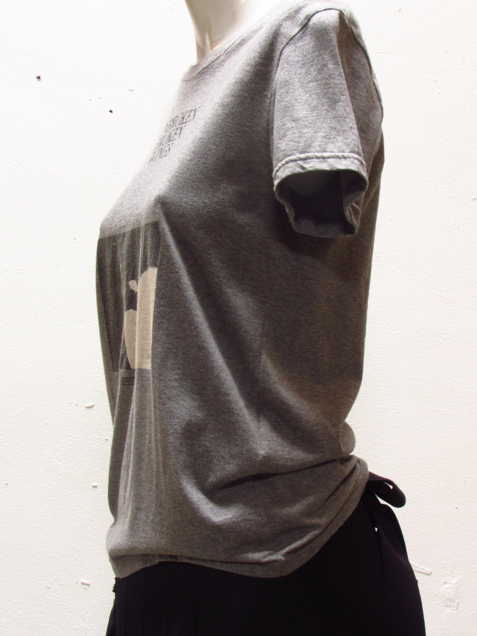 T-shirt gris, doux, de coupe classique, 100 % coton, de la collection Undercover, avec un dessin d'oiseau 