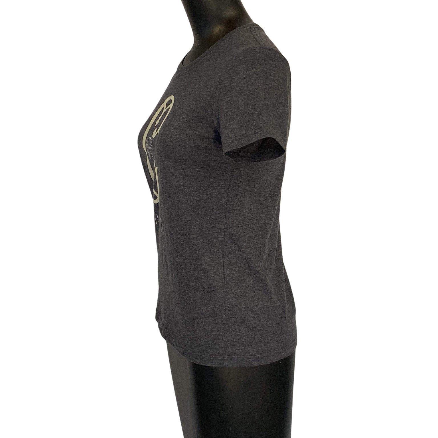 Top vintage Undercover semi-ajusté 100% coton. Ce tee-shirt basique gris anthracite porte le logo 