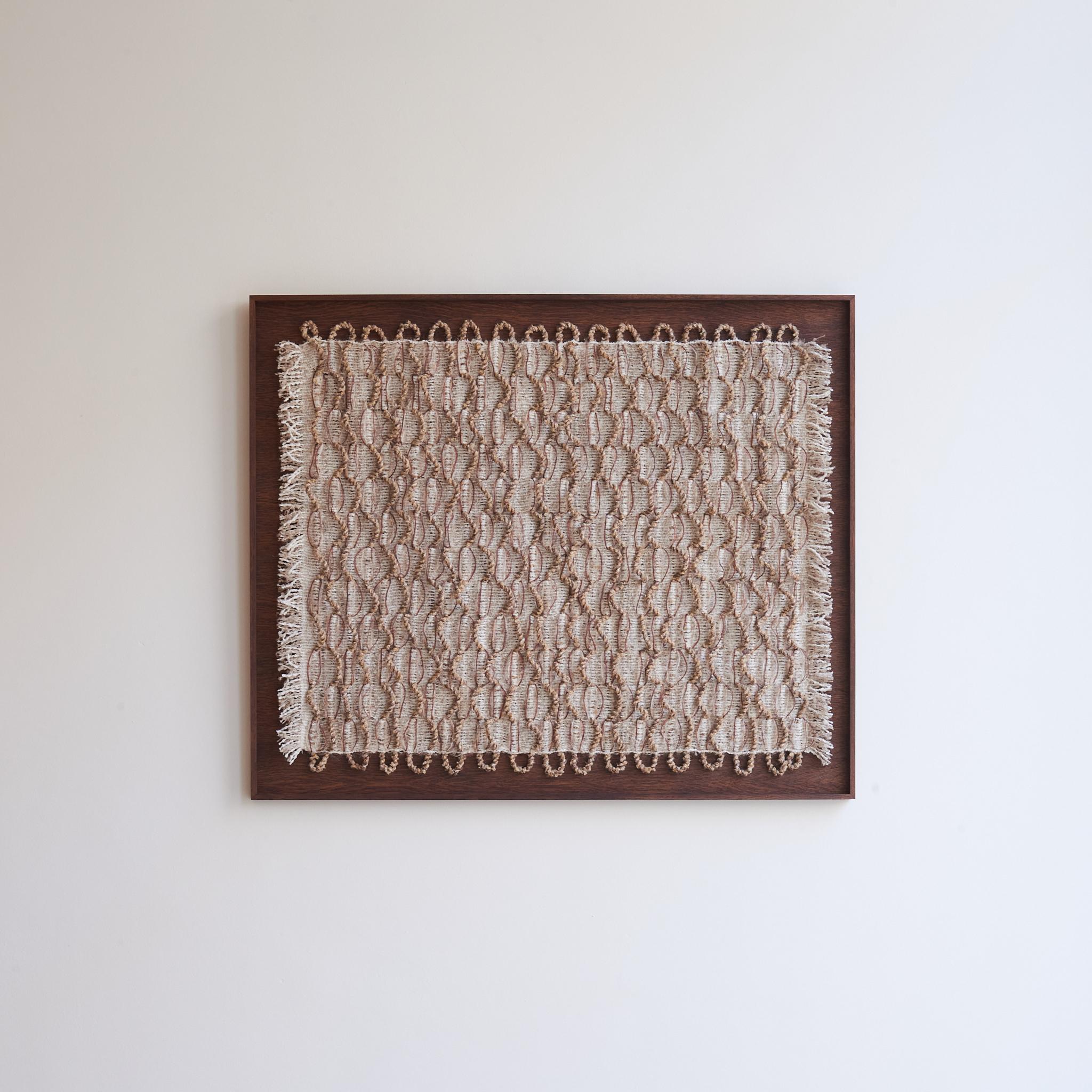 Unterneath #1 Wandskulptur von Delphine Cobbaert
Abmessungen: B 129 x H 107 cm
MATERIALIEN: Wolle, Leinen, Jute, Mohair. 

Delphine Cobbaert ist eine belgische Textilkünstlerin, Designerin und Kunsthandwerkerin. Ihr künstlerischer Weg begann mit