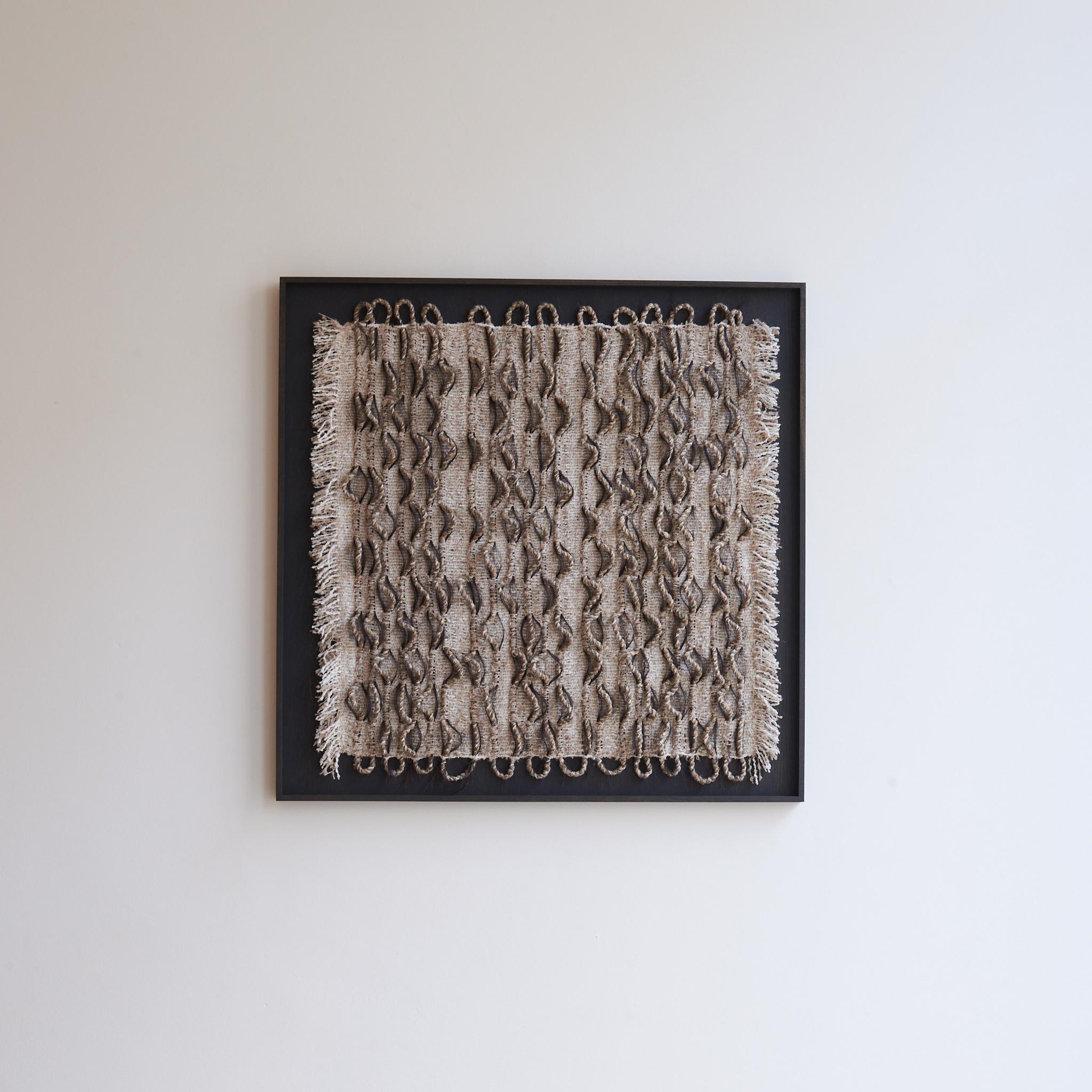 Unterneath #3 Wandskulptur von Delphine Cobbaert
Abmessungen: B 100 x H 105 cm
MATERIALIEN: Wolle, Leinen, Jute, Rosshaar. 

Delphine Cobbaert ist eine belgische Textilkünstlerin, Designerin und Kunsthandwerkerin. Ihr künstlerischer Weg begann mit