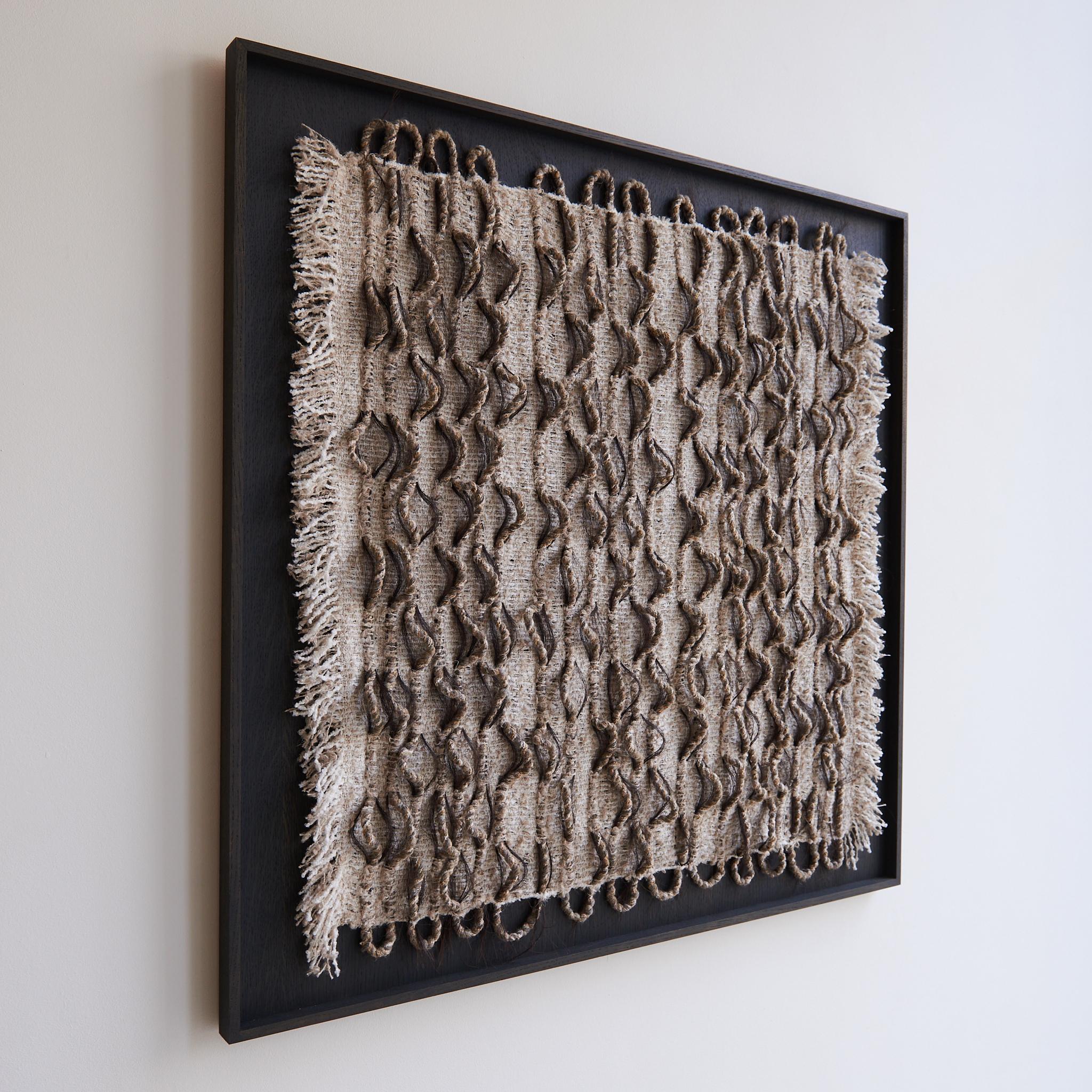 Unterneath #3 Wandskulptur von Delphine Cobbaert (Wolle) im Angebot