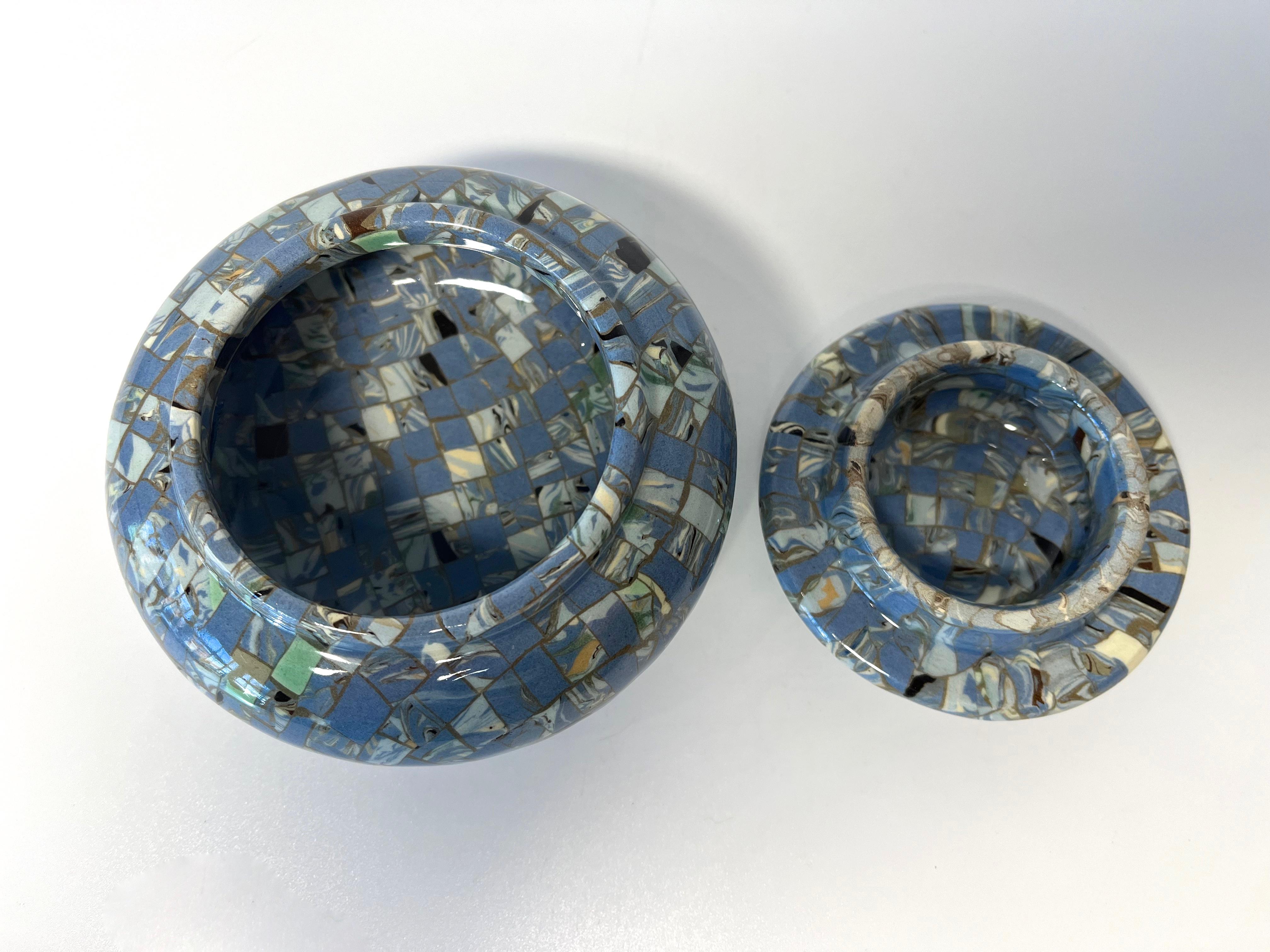 Jean Gerbino, Vallauris, Frankreich, Keramik, blassblauer Mosaik-Deckeltopf (20. Jahrhundert) im Angebot