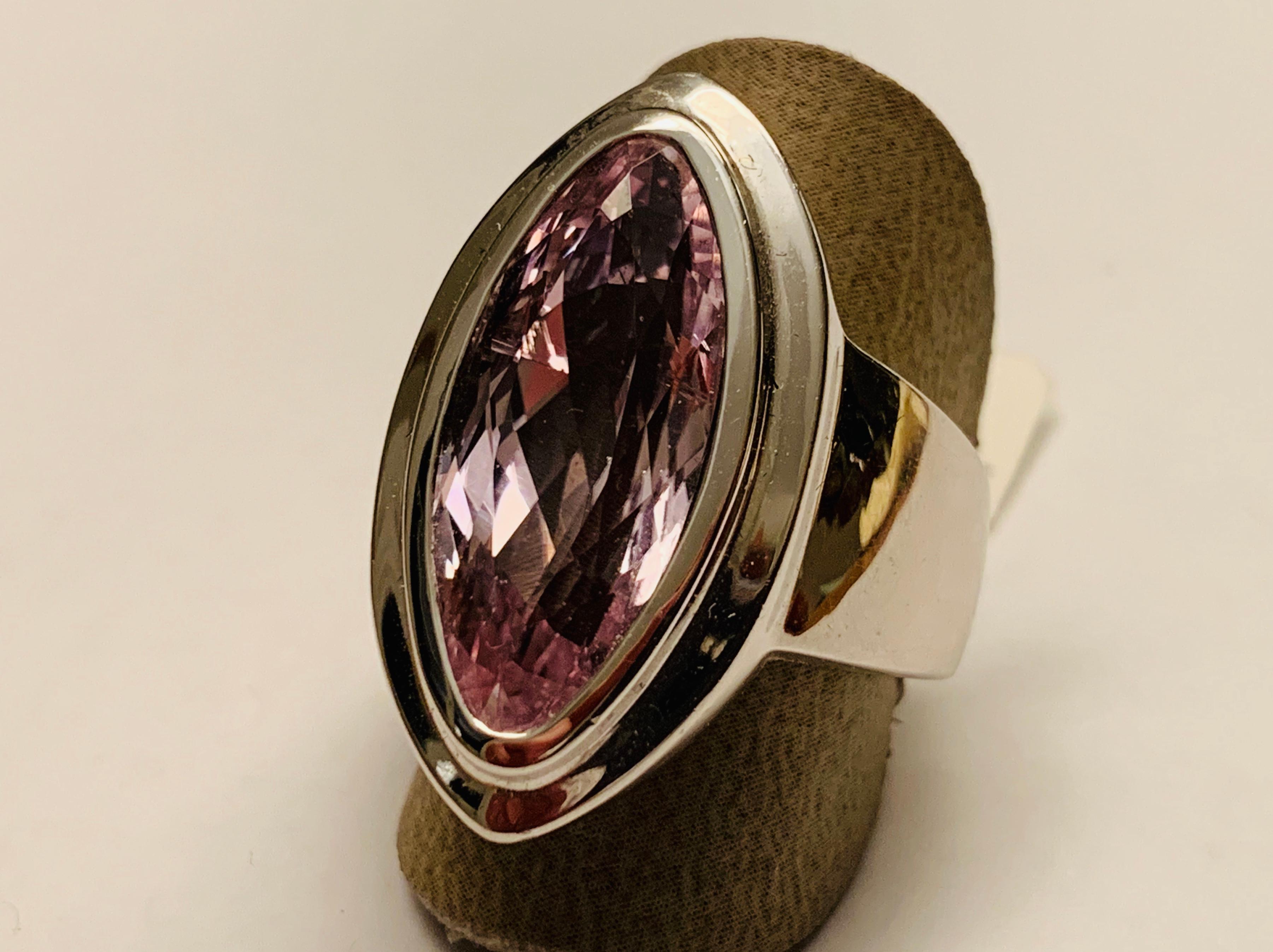 Contemporain Bague moderne et discrète en or 18 carats avec kunzite de forme marquise en vente