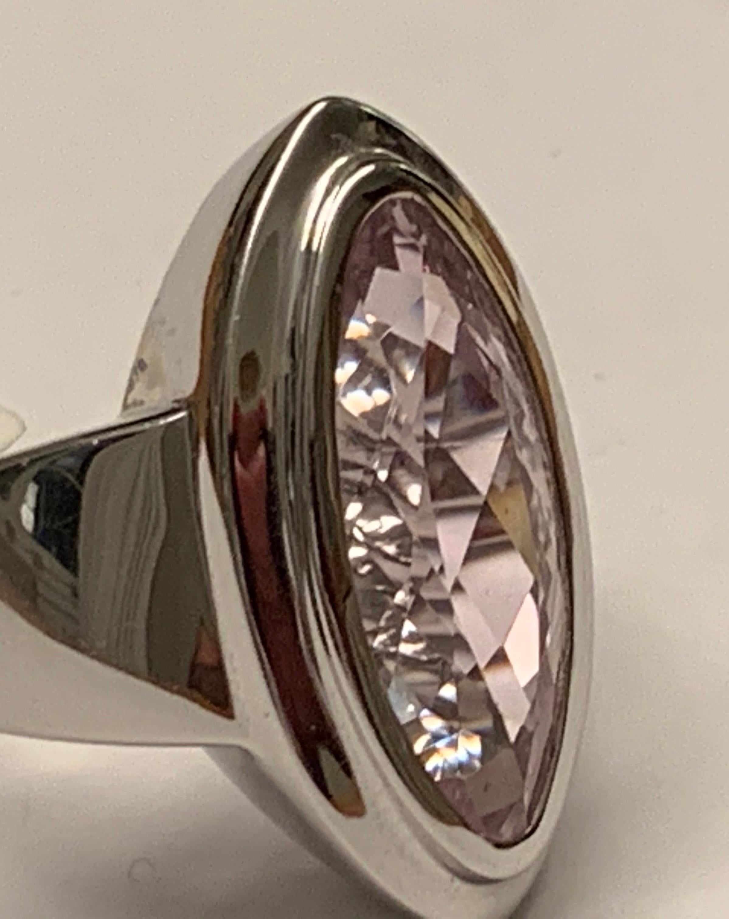 Bague moderne et discrète en or 18 carats avec kunzite de forme marquise Neuf - En vente à Zurich, Zollstrasse