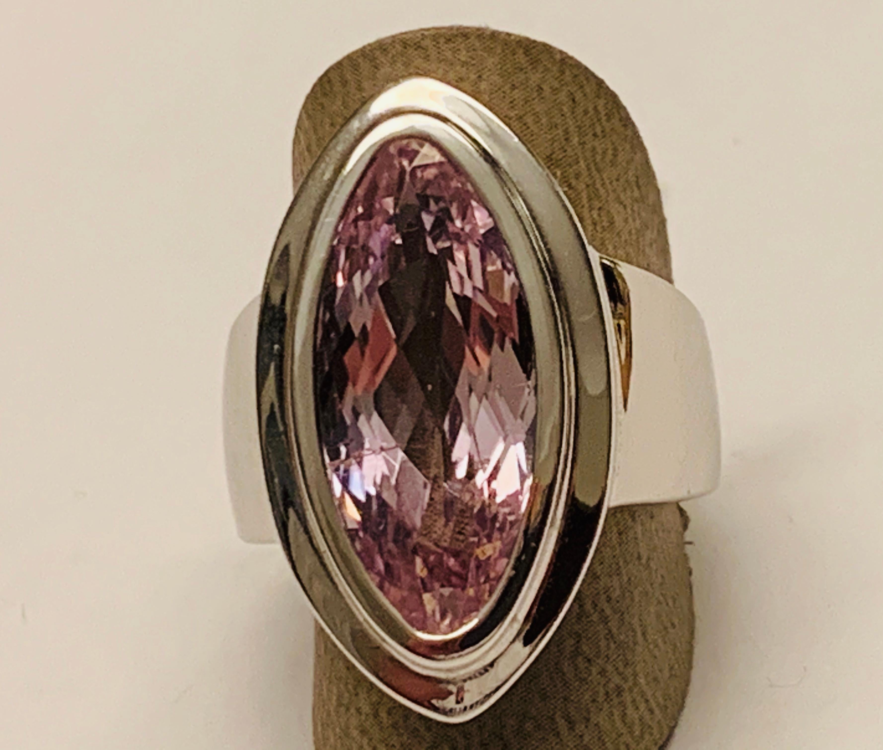 Bague moderne et discrète en or 18 carats avec kunzite de forme marquise Unisexe en vente