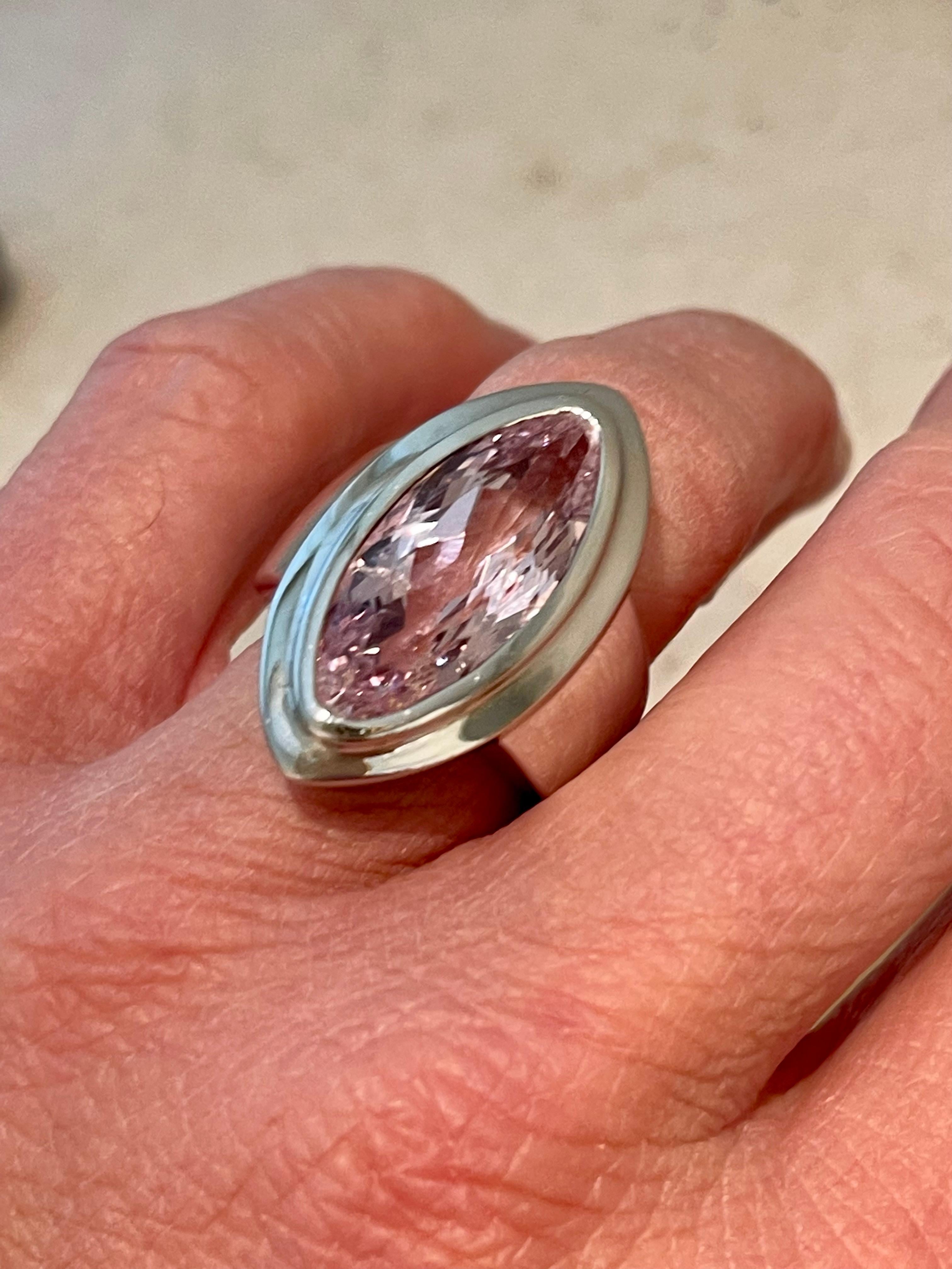 Bague moderne et discrète en or 18 carats avec kunzite de forme marquise en vente 1