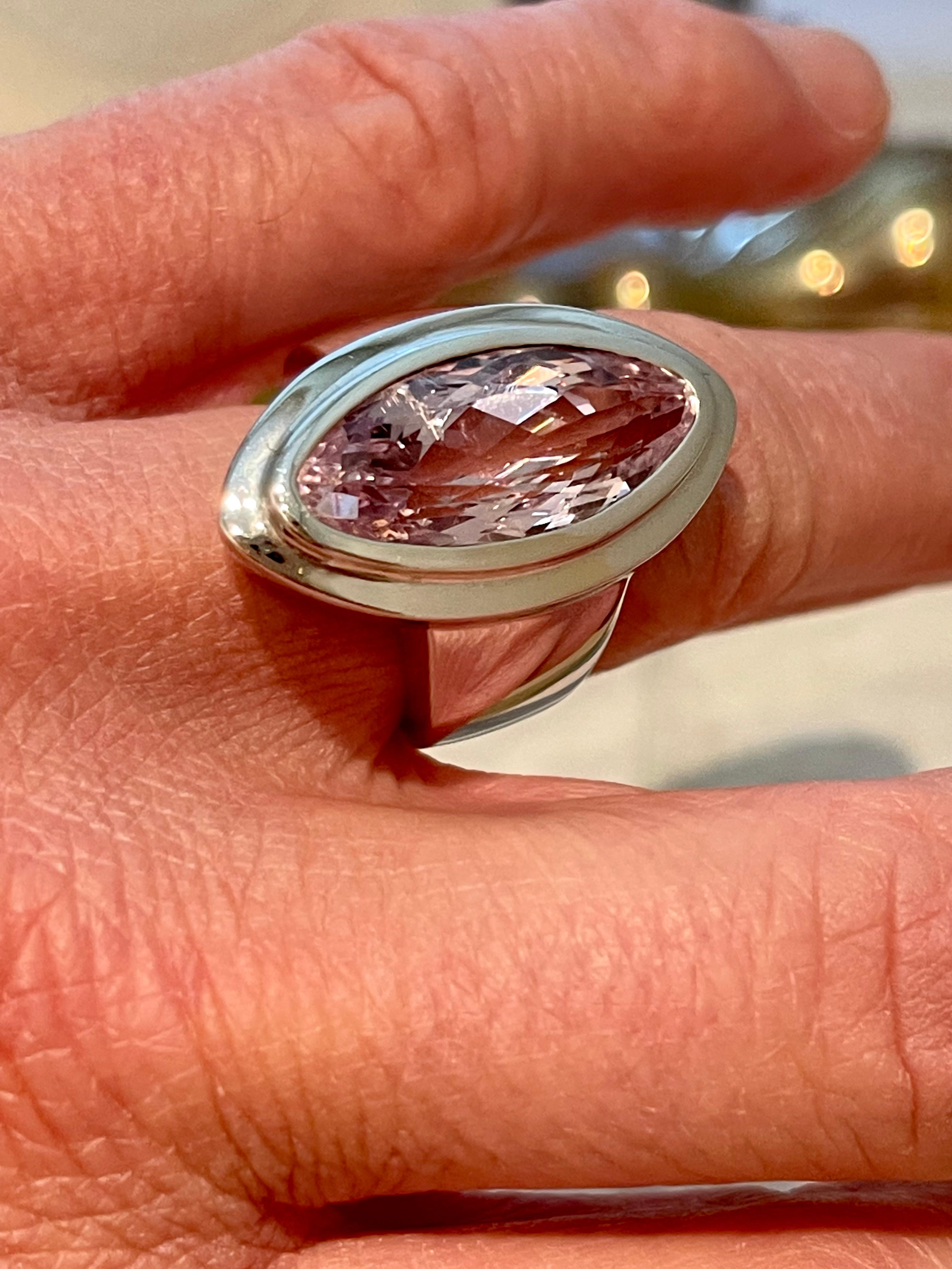 Bague moderne et discrète en or 18 carats avec kunzite de forme marquise en vente 2