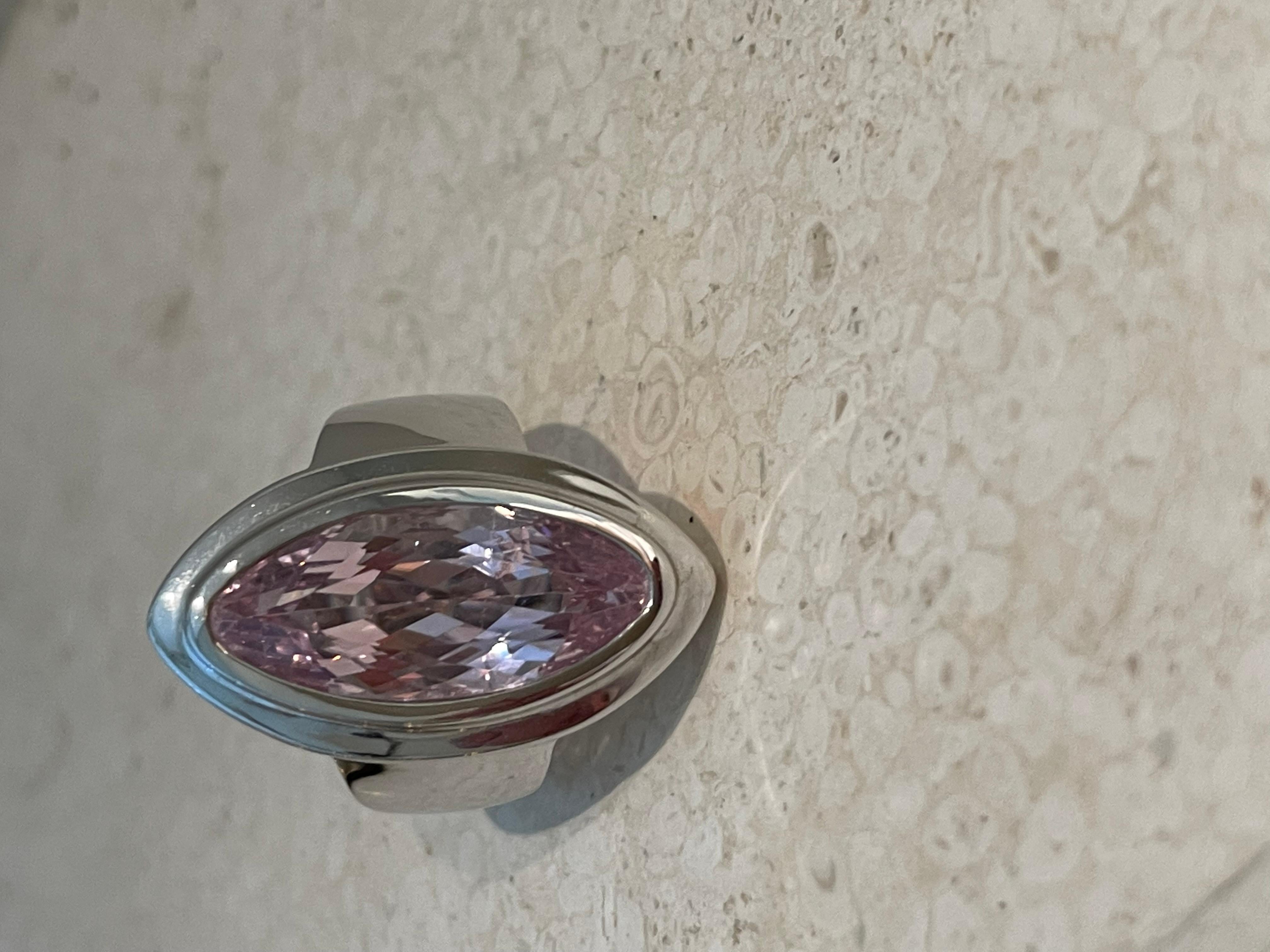Bague moderne et discrète en or 18 carats avec kunzite de forme marquise en vente 3